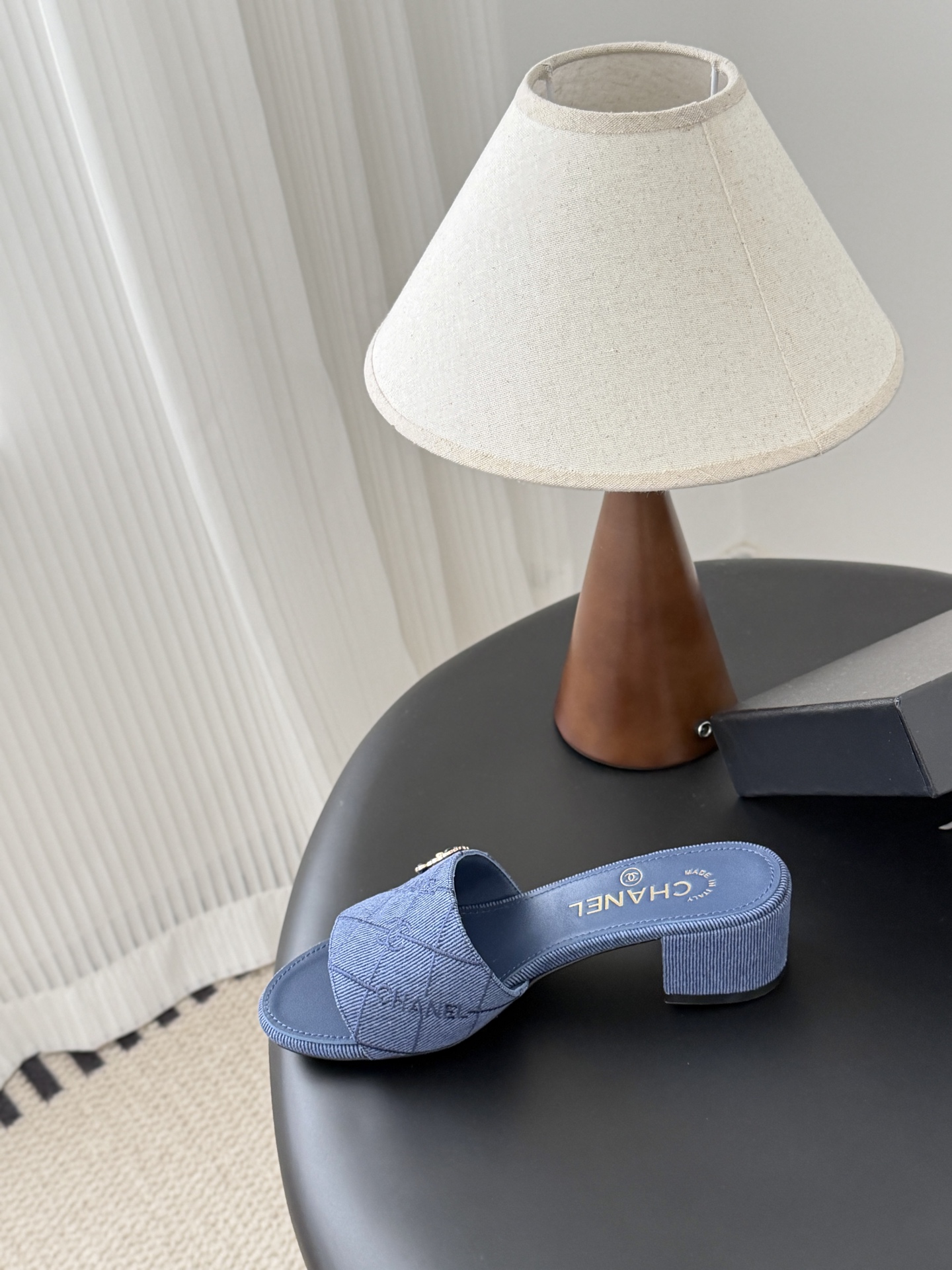 Chanel 26C新款书包扣拖鞋回归的经典书包扣设计 特别Vintage 复古味十足乐福鞋也长到了审美