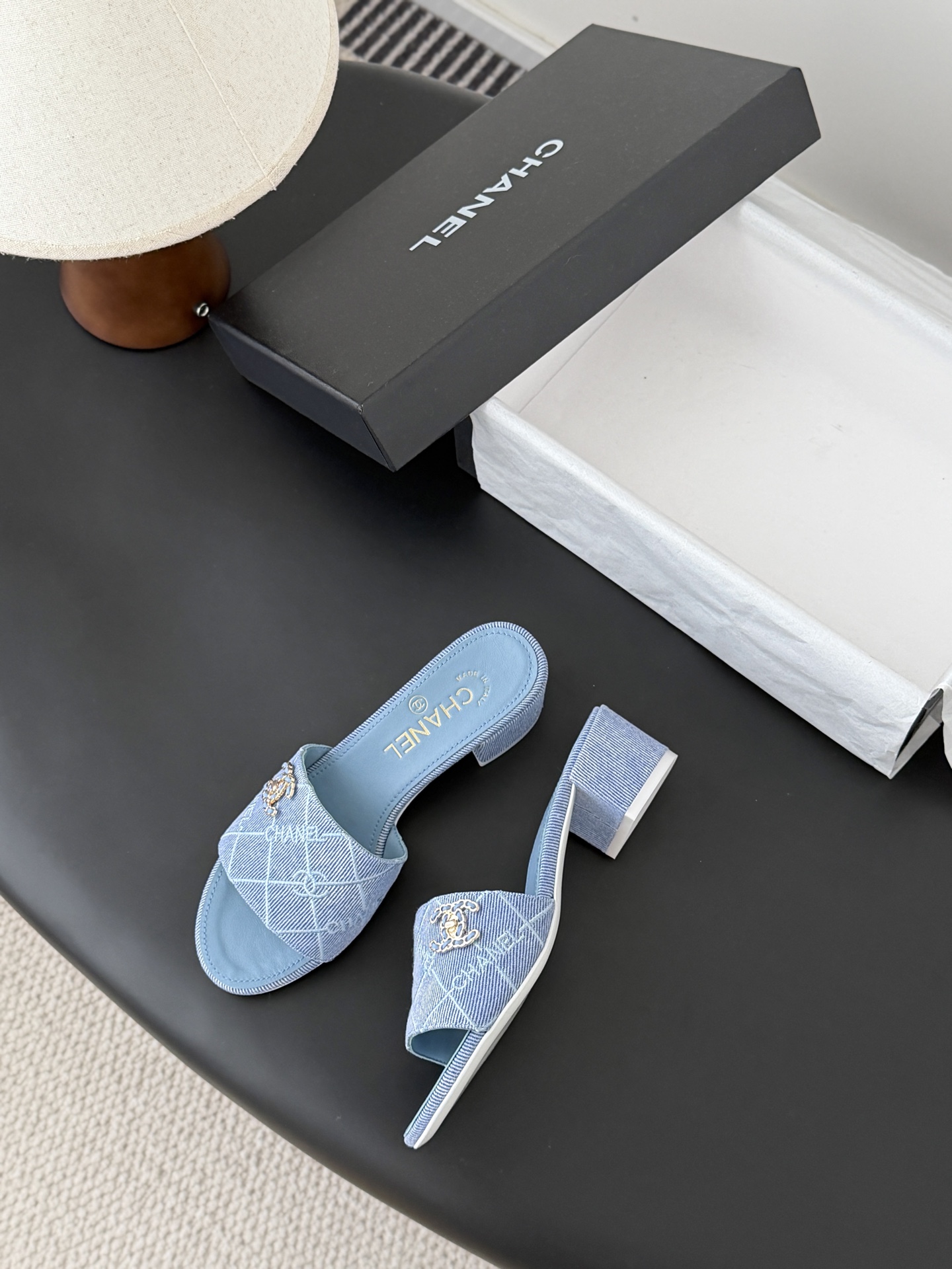 Chanel 26C新款书包扣拖鞋回归的经典书包扣设计 特别Vintage 复古味十足乐福鞋也长到了审美