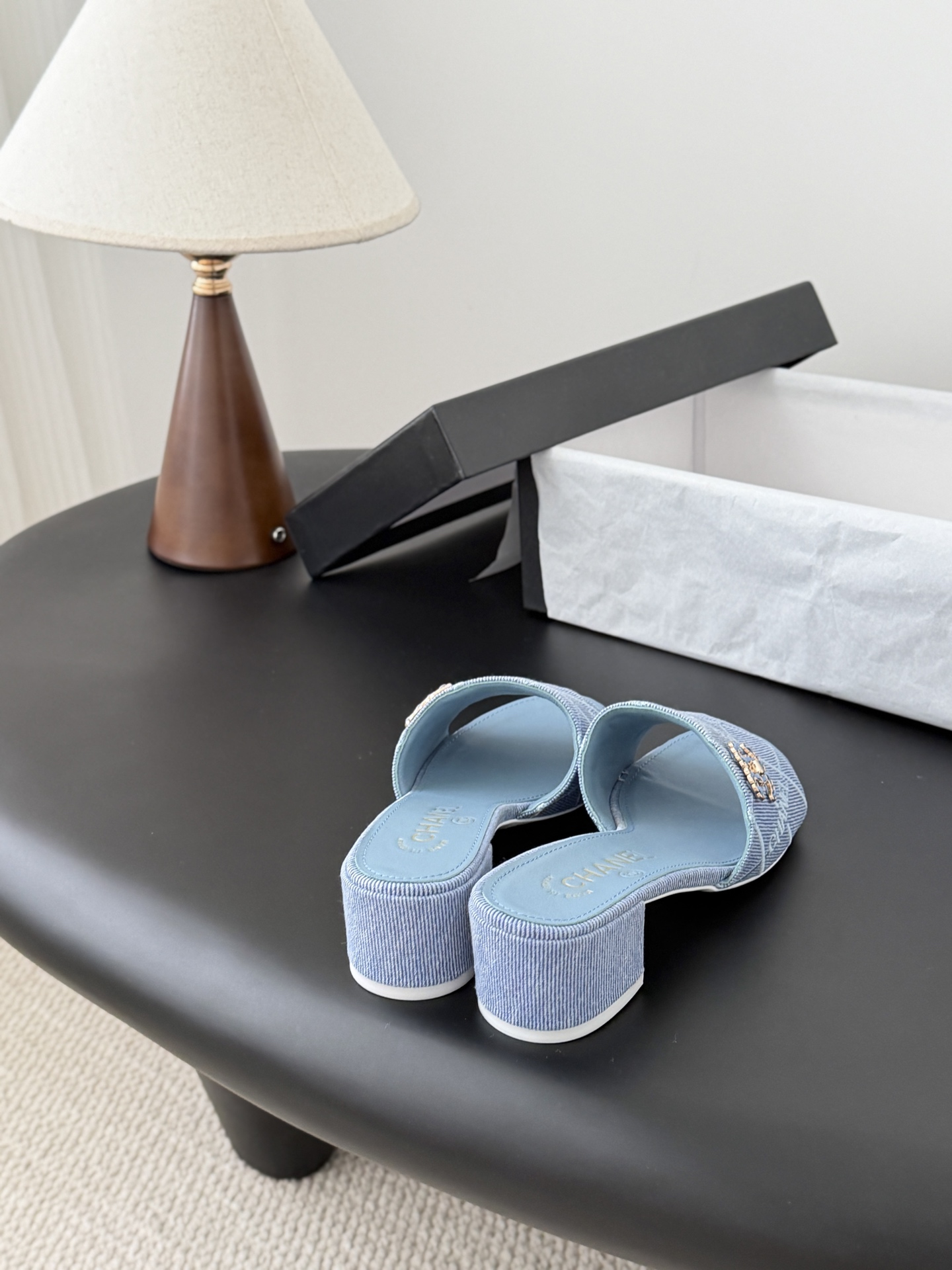 Chanel 26C新款书包扣拖鞋回归的经典书包扣设计 特别Vintage 复古味十足乐福鞋也长到了审美