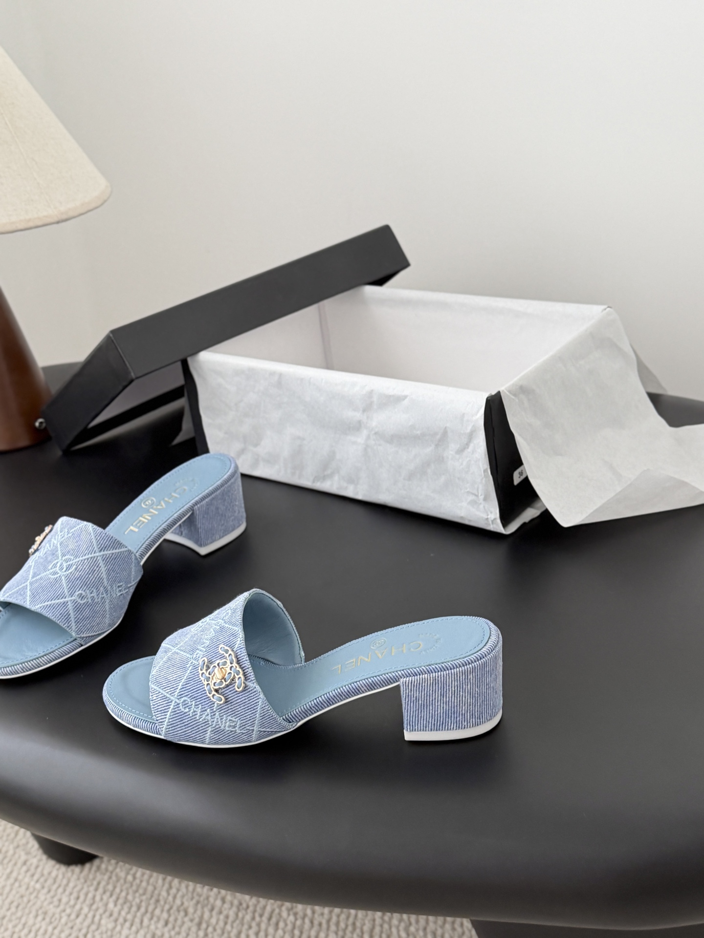 Chanel 26C新款书包扣拖鞋回归的经典书包扣设计 特别Vintage 复古味十足乐福鞋也长到了审美