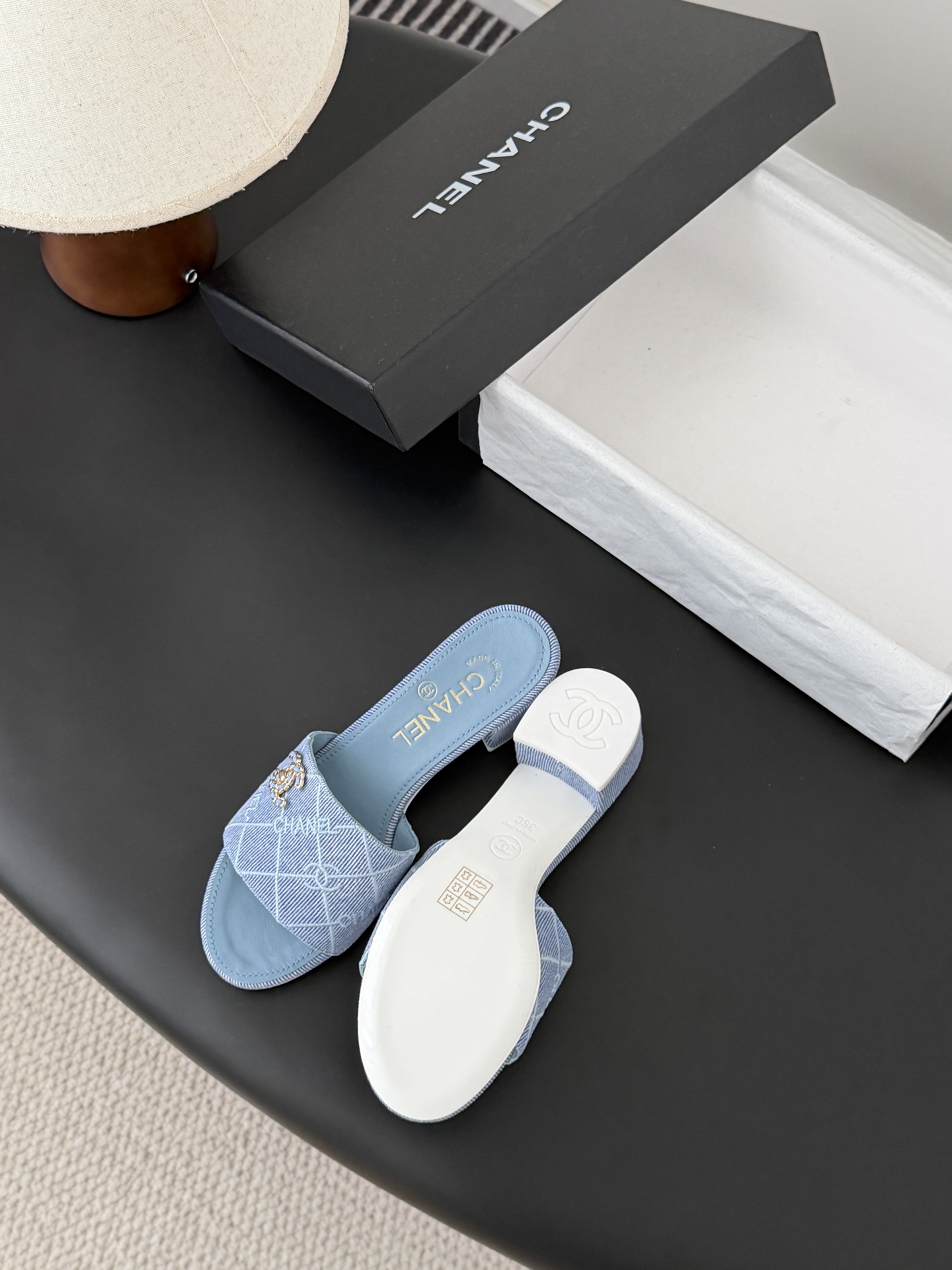 Chanel 26C新款书包扣拖鞋回归的经典书包扣设计 特别Vintage 复古味十足乐福鞋也长到了审美