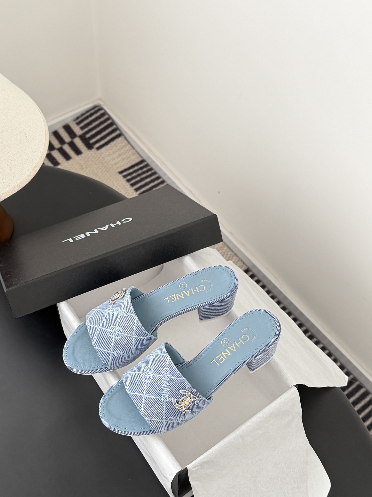 Chanel 26C新款书包扣拖鞋回归的经典书包扣设计 特别Vintage 复古味十足乐福鞋也长到了审美