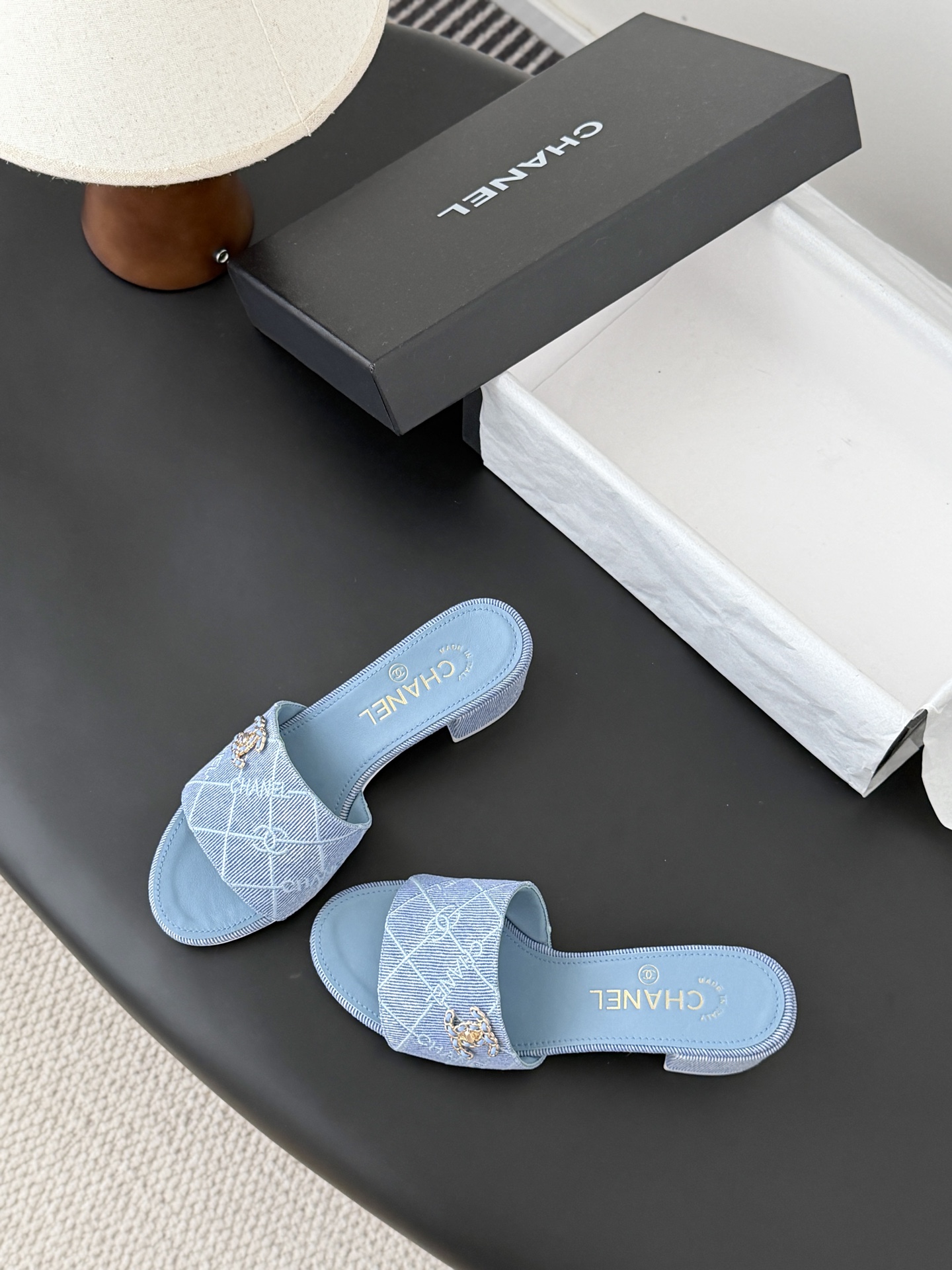 Chanel 26C新款书包扣拖鞋回归的经典书包扣设计 特别Vintage 复古味十足乐福鞋也长到了审美