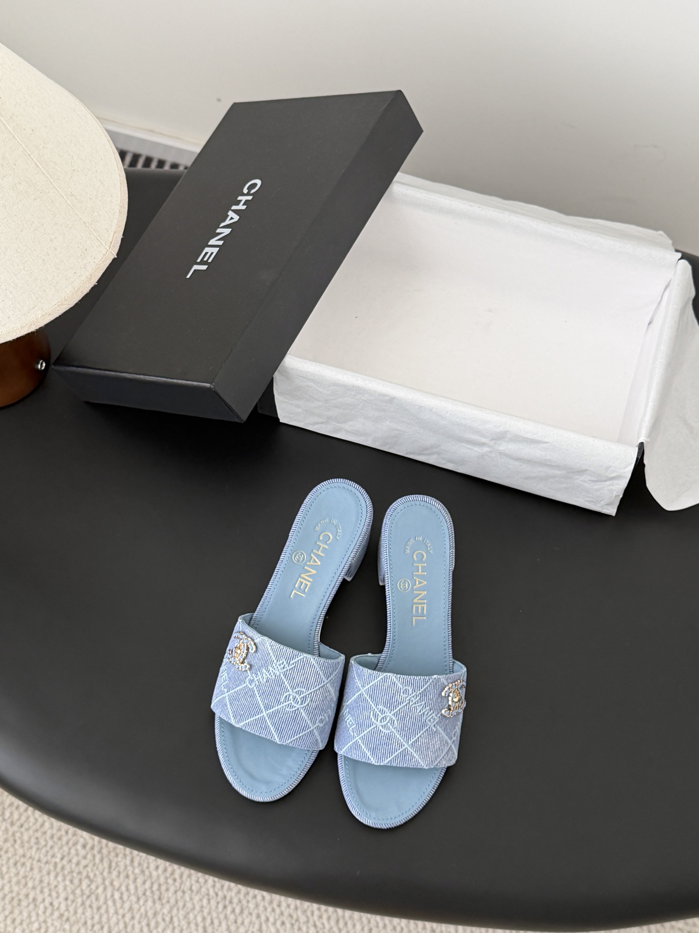 Chanel 26C新款书包扣拖鞋回归的经典书包扣设计 特别Vintage 复古味十足乐福鞋也长到了审美