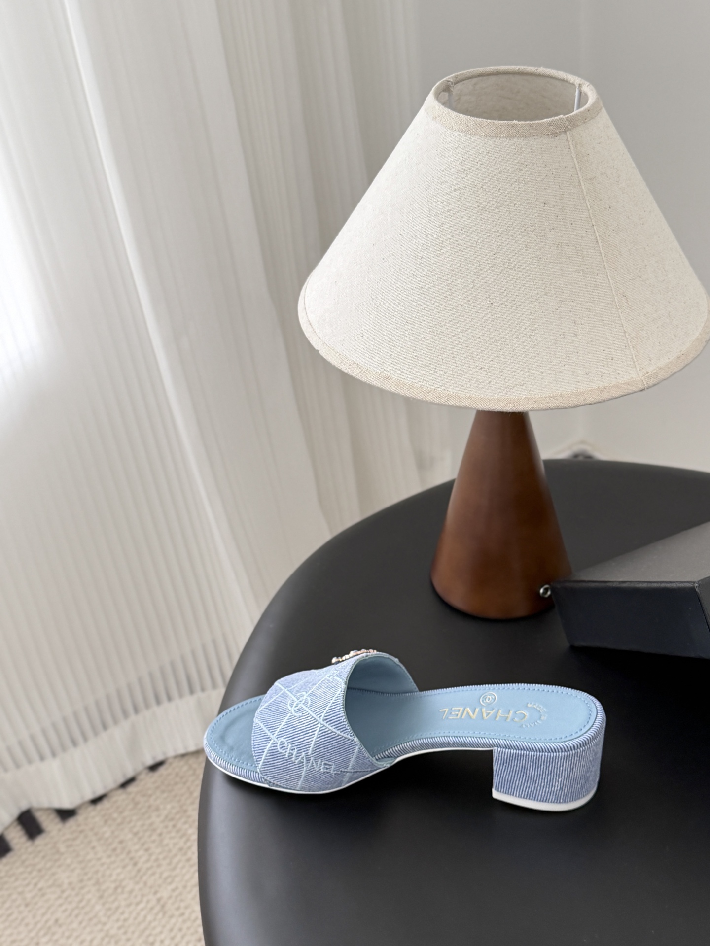 Chanel 26C新款书包扣拖鞋回归的经典书包扣设计 特别Vintage 复古味十足乐福鞋也长到了审美