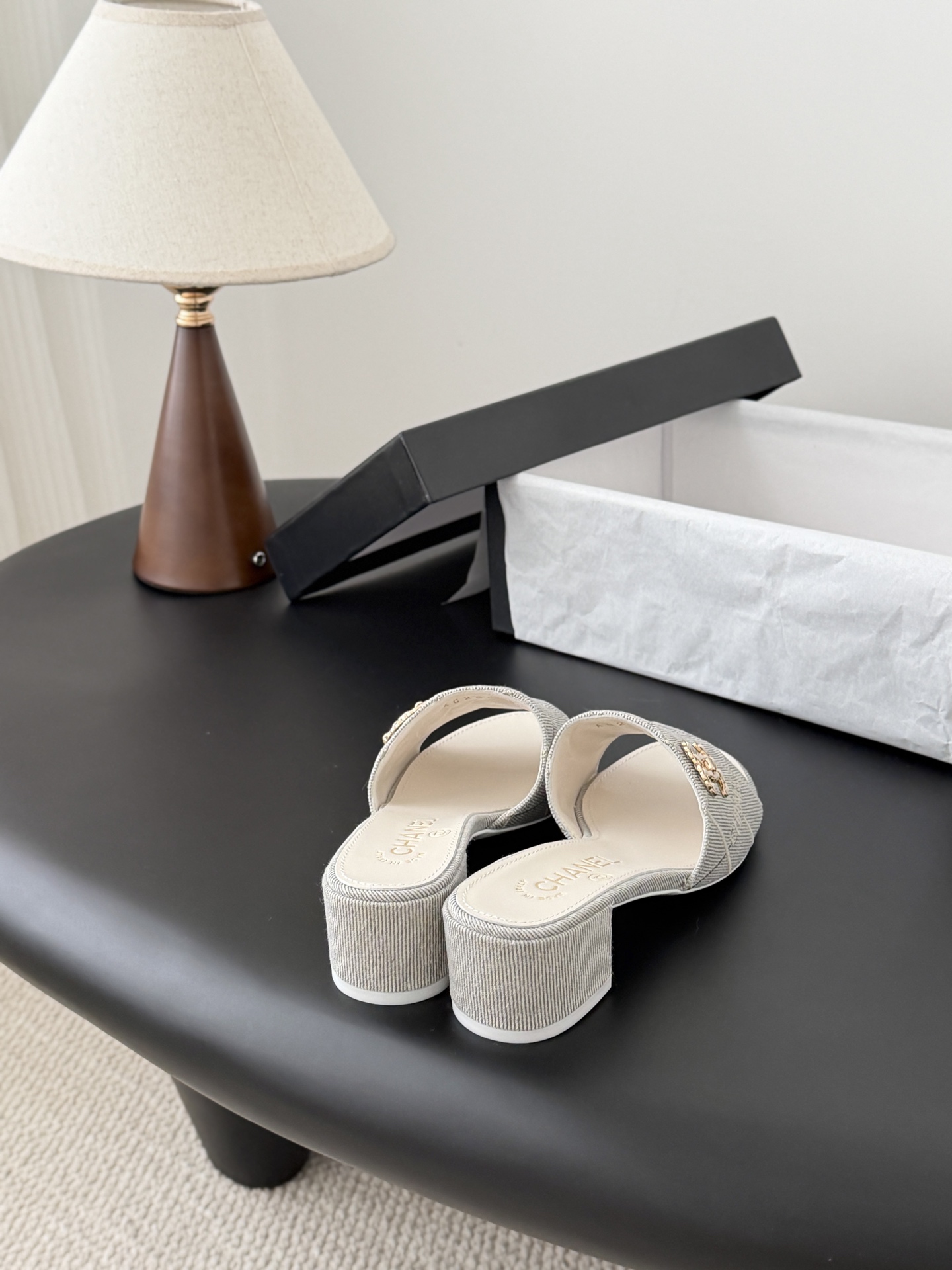 Chanel 26C新款书包扣拖鞋回归的经典书包扣设计 特别Vintage 复古味十足乐福鞋也长到了审美