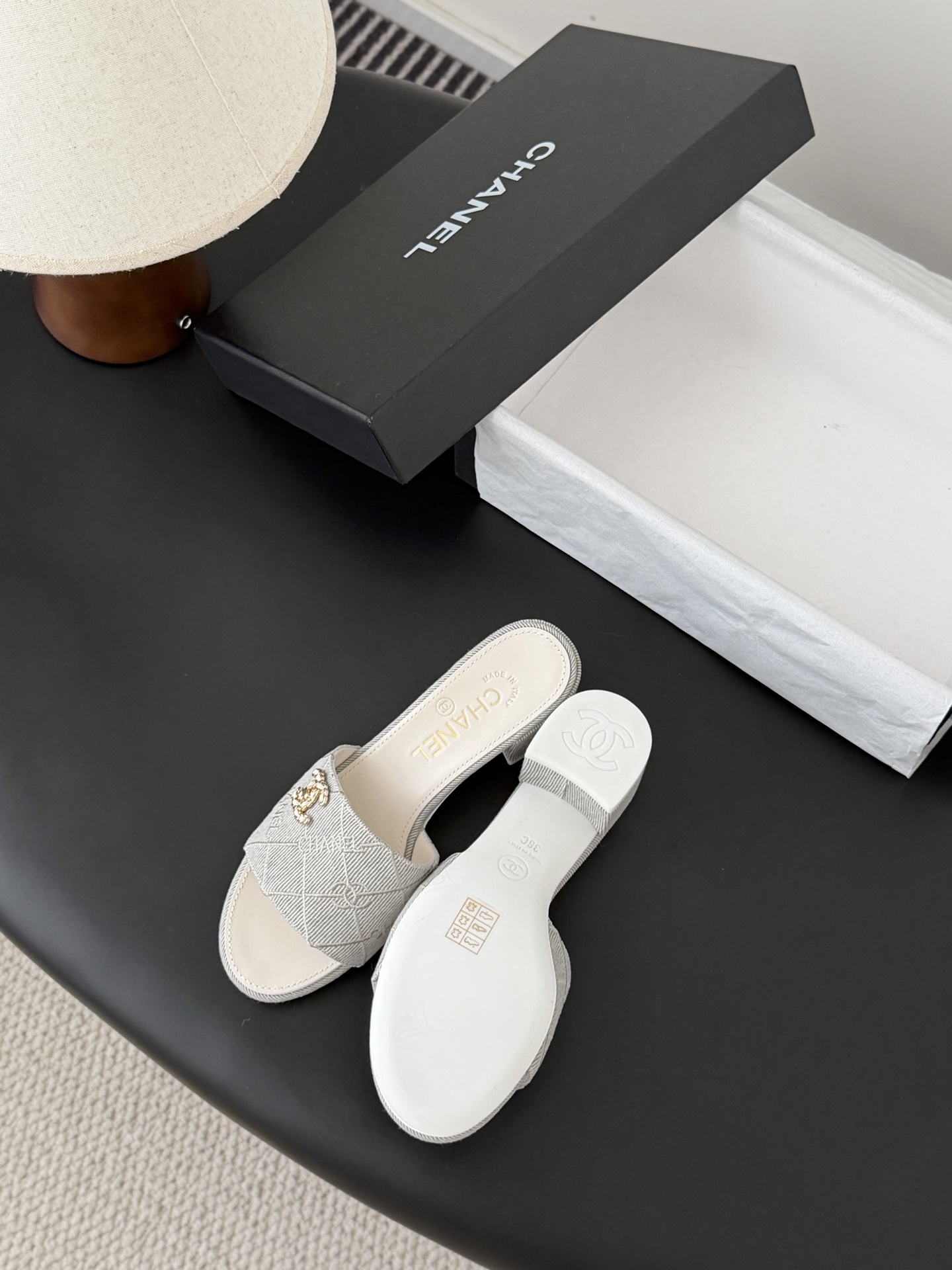 Chanel 26C新款书包扣拖鞋回归的经典书包扣设计 特别Vintage 复古味十足乐福鞋也长到了审美