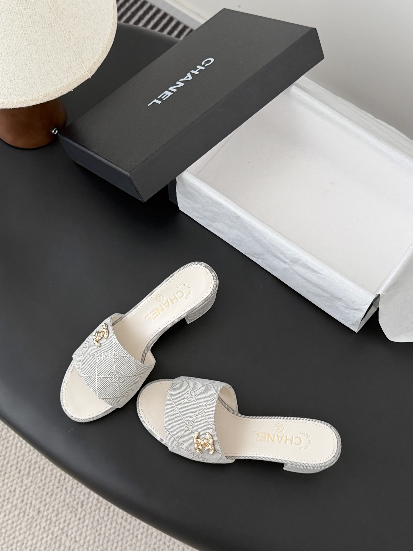 Chanel 26C新款书包扣拖鞋回归的经典书包扣设计 特别Vintage 复古味十足乐福鞋也长到了审美