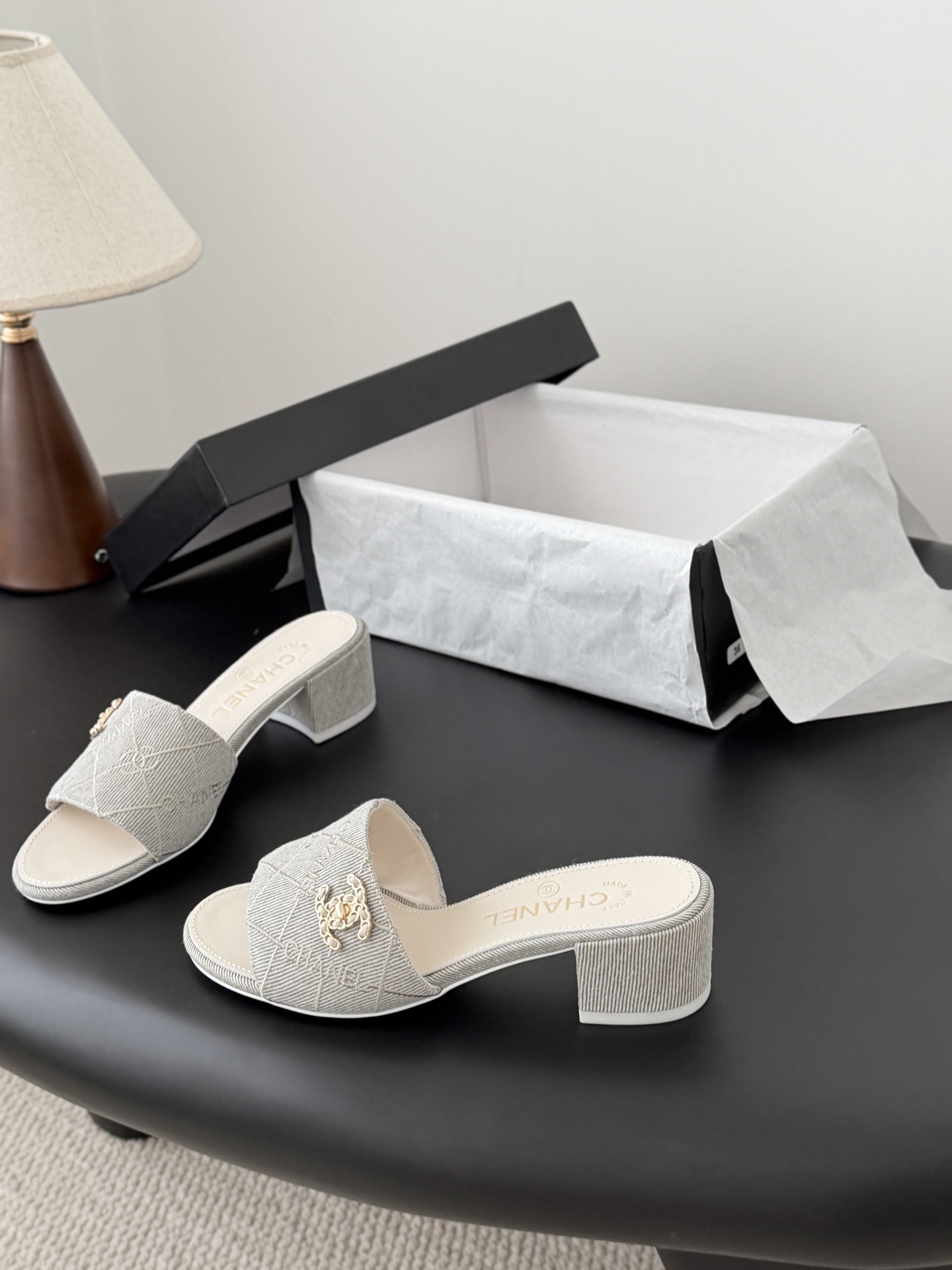 Chanel 26C新款书包扣拖鞋回归的经典书包扣设计 特别Vintage 复古味十足乐福鞋也长到了审美