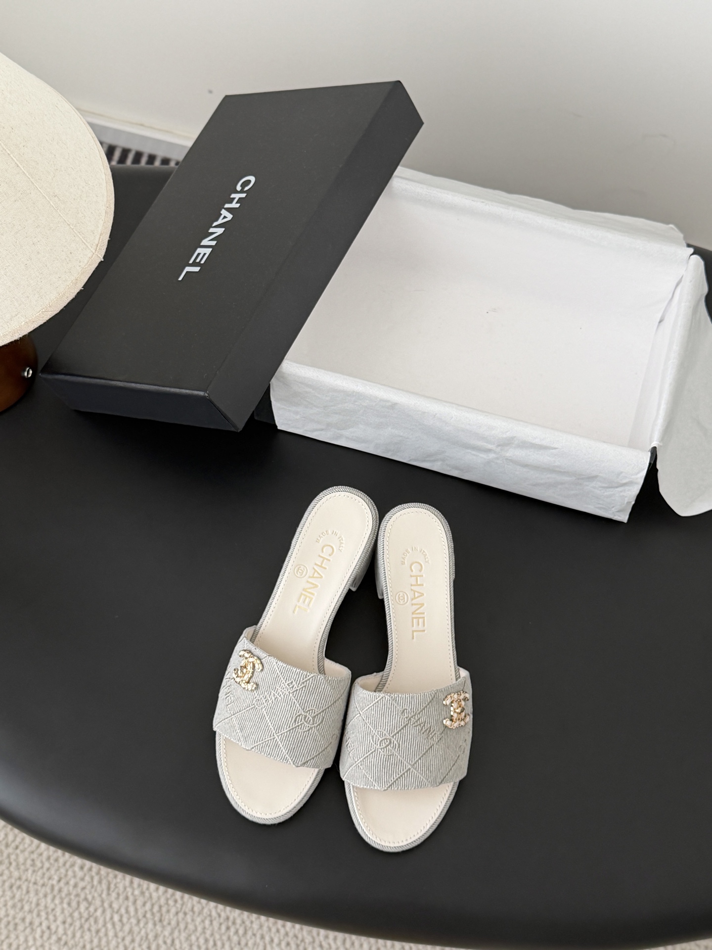 Chanel 26C新款书包扣拖鞋回归的经典书包扣设计 特别Vintage 复古味十足乐福鞋也长到了审美