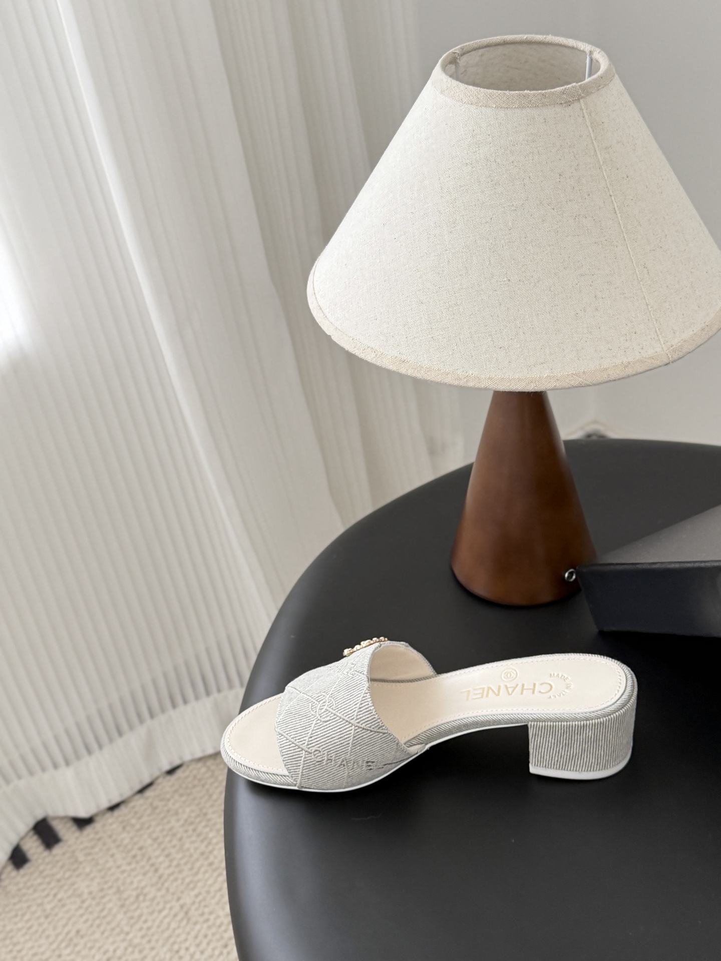 Chanel 26C新款书包扣拖鞋回归的经典书包扣设计 特别Vintage 复古味十足乐福鞋也长到了审美