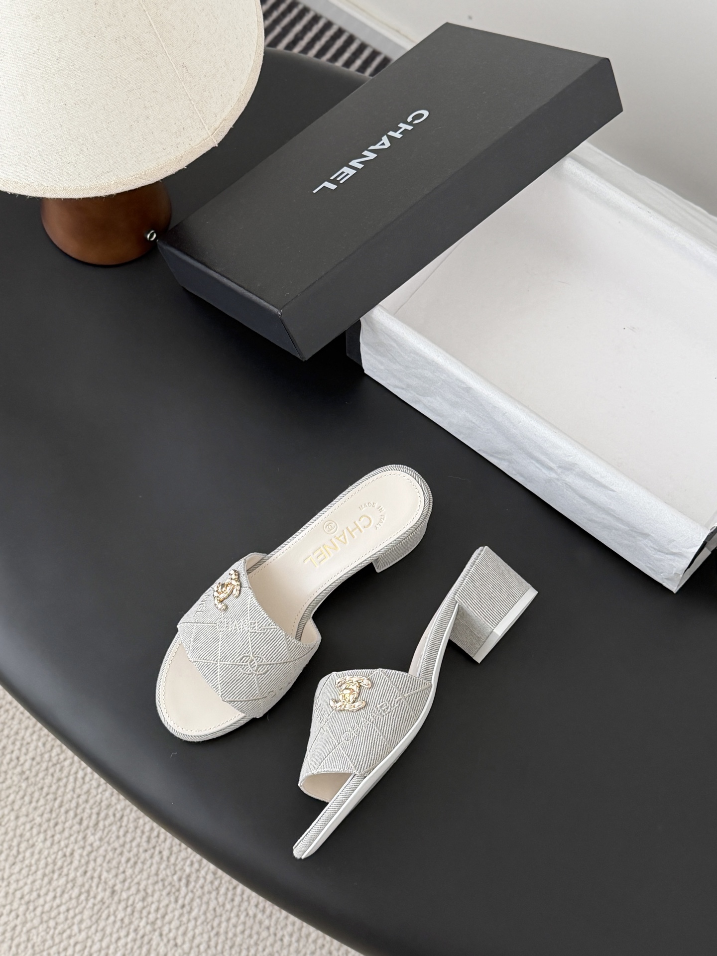 Chanel 26C新款书包扣拖鞋回归的经典书包扣设计 特别Vintage 复古味十足乐福鞋也长到了审美