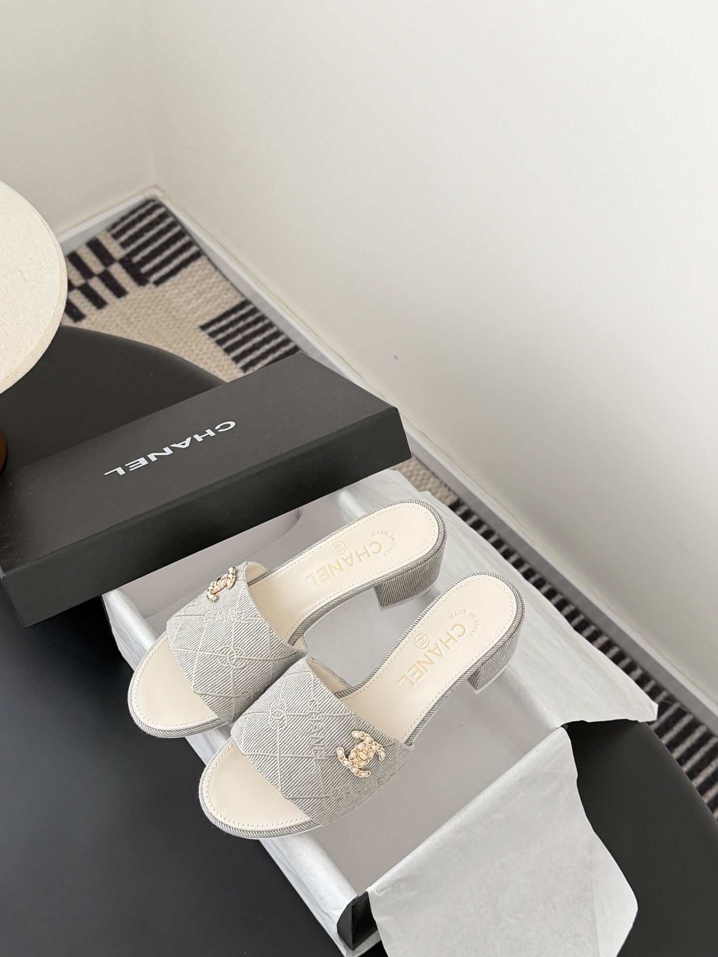 Chanel 26C新款书包扣拖鞋回归的经典书包扣设计 特别Vintage 复古味十足乐福鞋也长到了审美