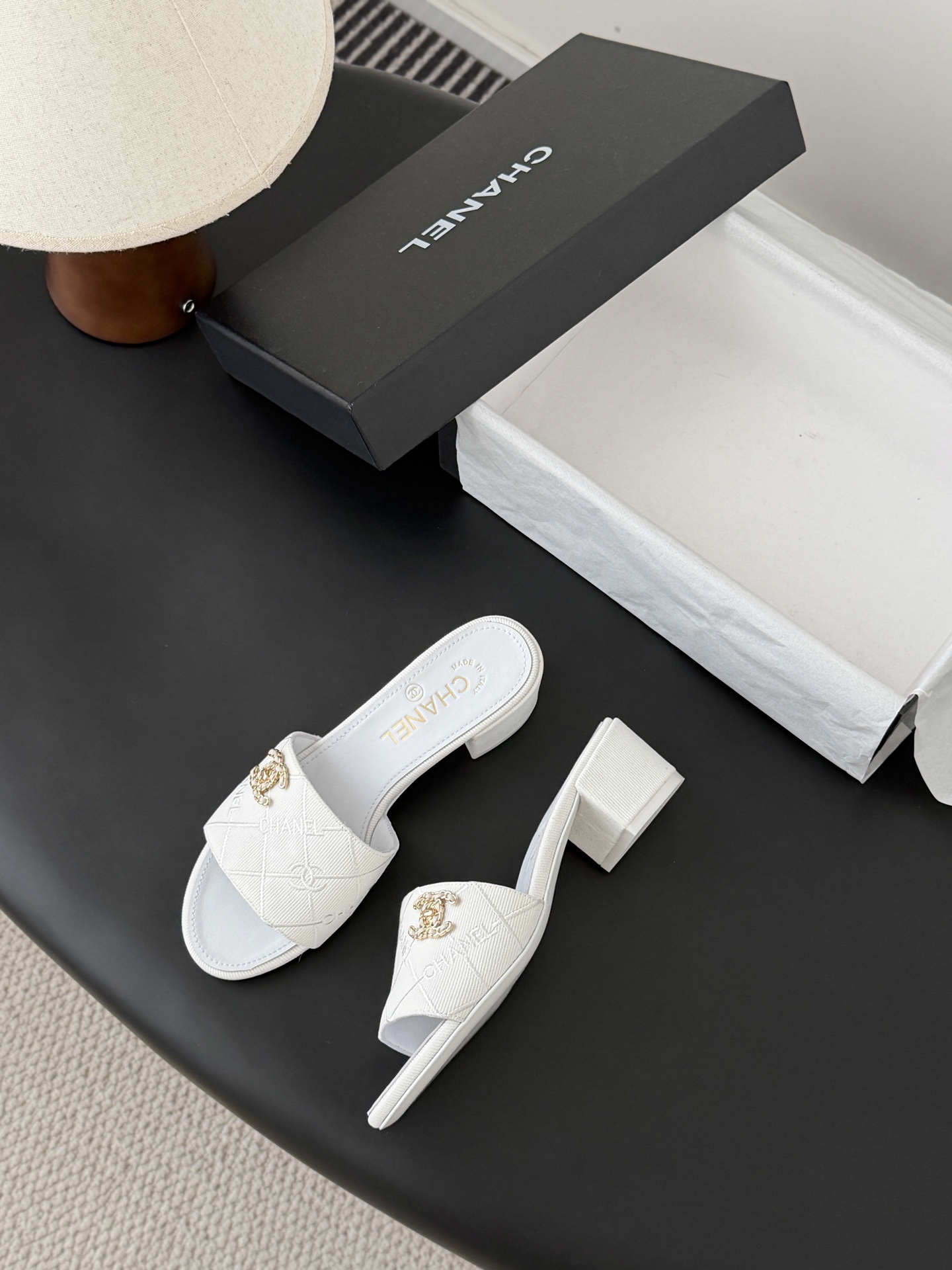 Chanel 26C新款书包扣拖鞋回归的经典书包扣设计 特别Vintage 复古味十足乐福鞋也长到了审美