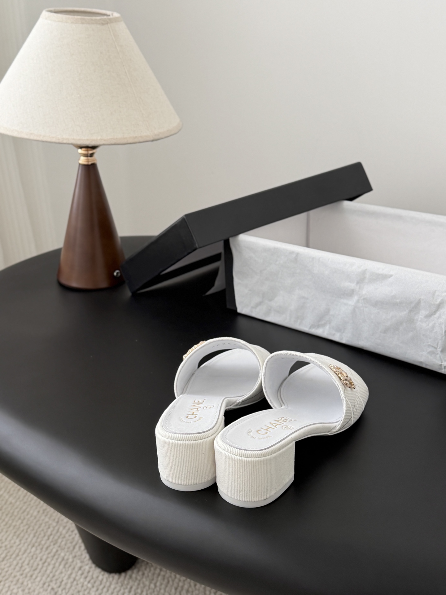 Chanel 26C新款书包扣拖鞋回归的经典书包扣设计 特别Vintage 复古味十足乐福鞋也长到了审美