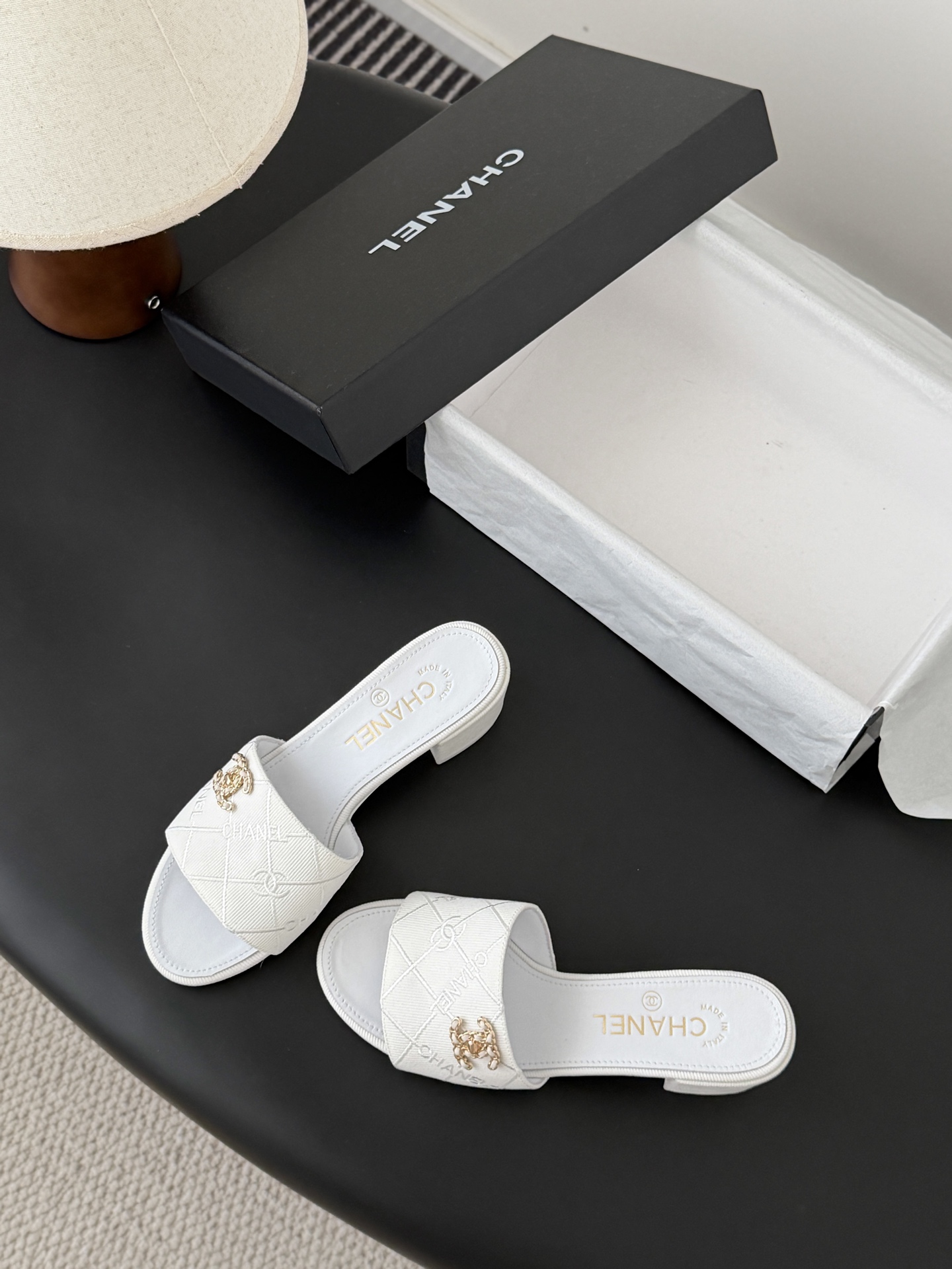 Chanel 26C新款书包扣拖鞋回归的经典书包扣设计 特别Vintage 复古味十足乐福鞋也长到了审美