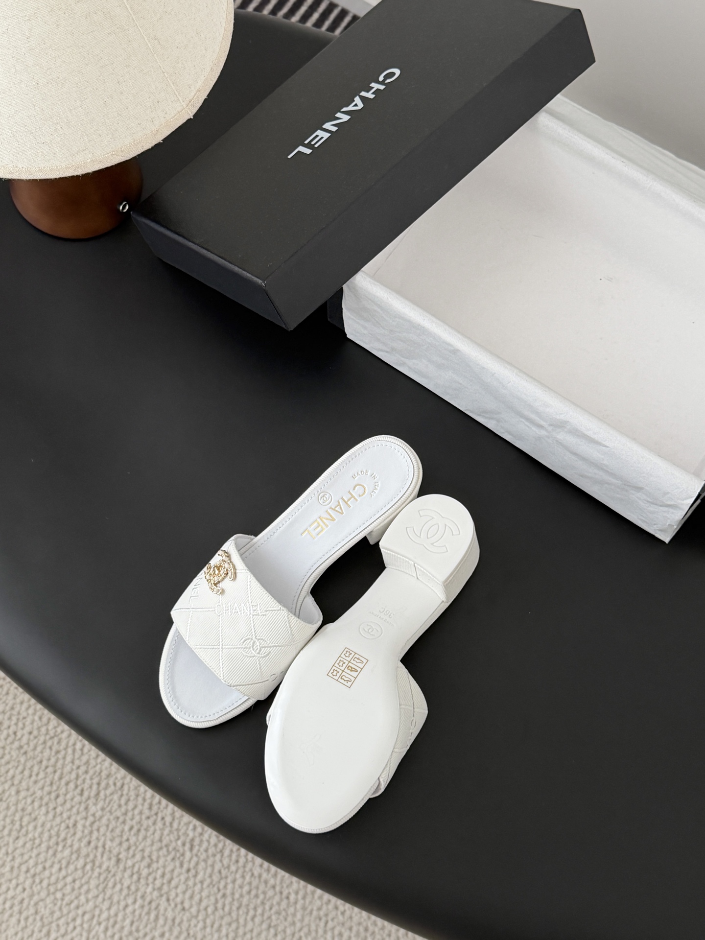 Chanel 26C新款书包扣拖鞋回归的经典书包扣设计 特别Vintage 复古味十足乐福鞋也长到了审美