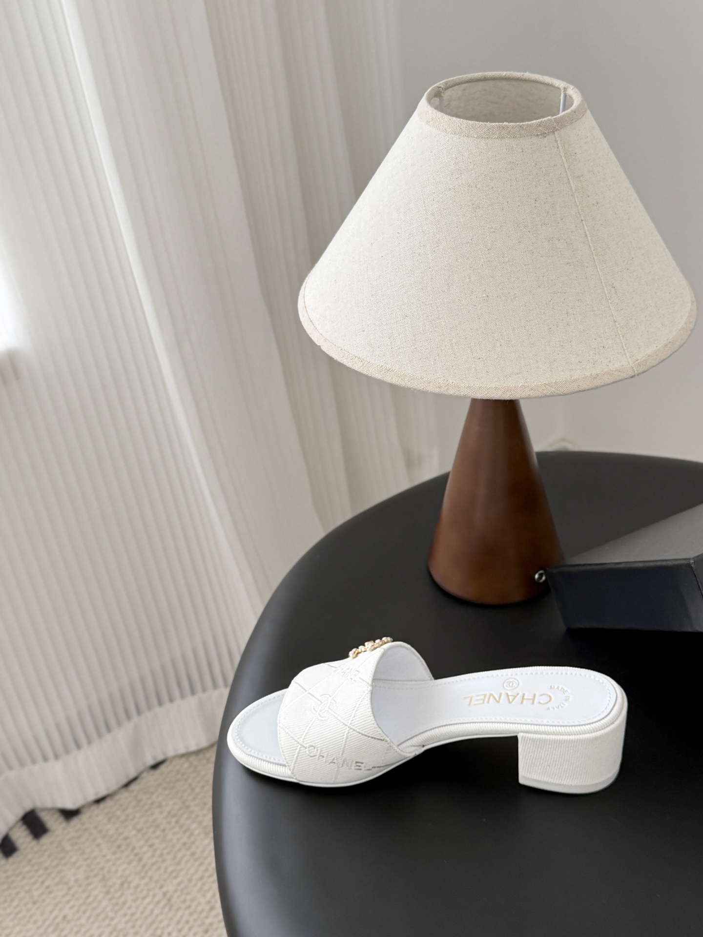 Chanel 26C新款书包扣拖鞋回归的经典书包扣设计 特别Vintage 复古味十足乐福鞋也长到了审美