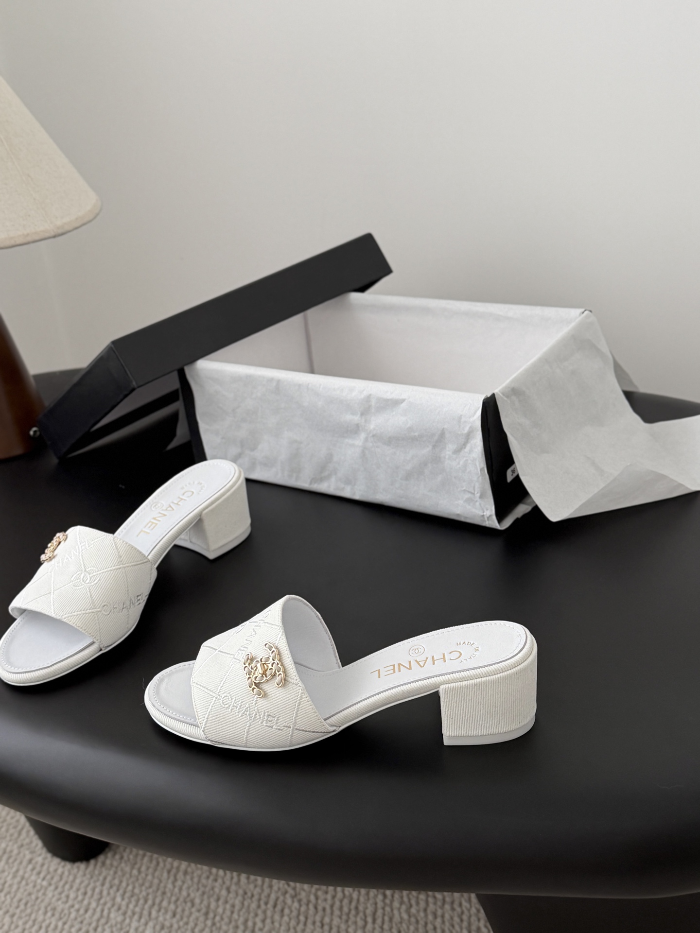 Chanel 26C新款书包扣拖鞋回归的经典书包扣设计 特别Vintage 复古味十足乐福鞋也长到了审美