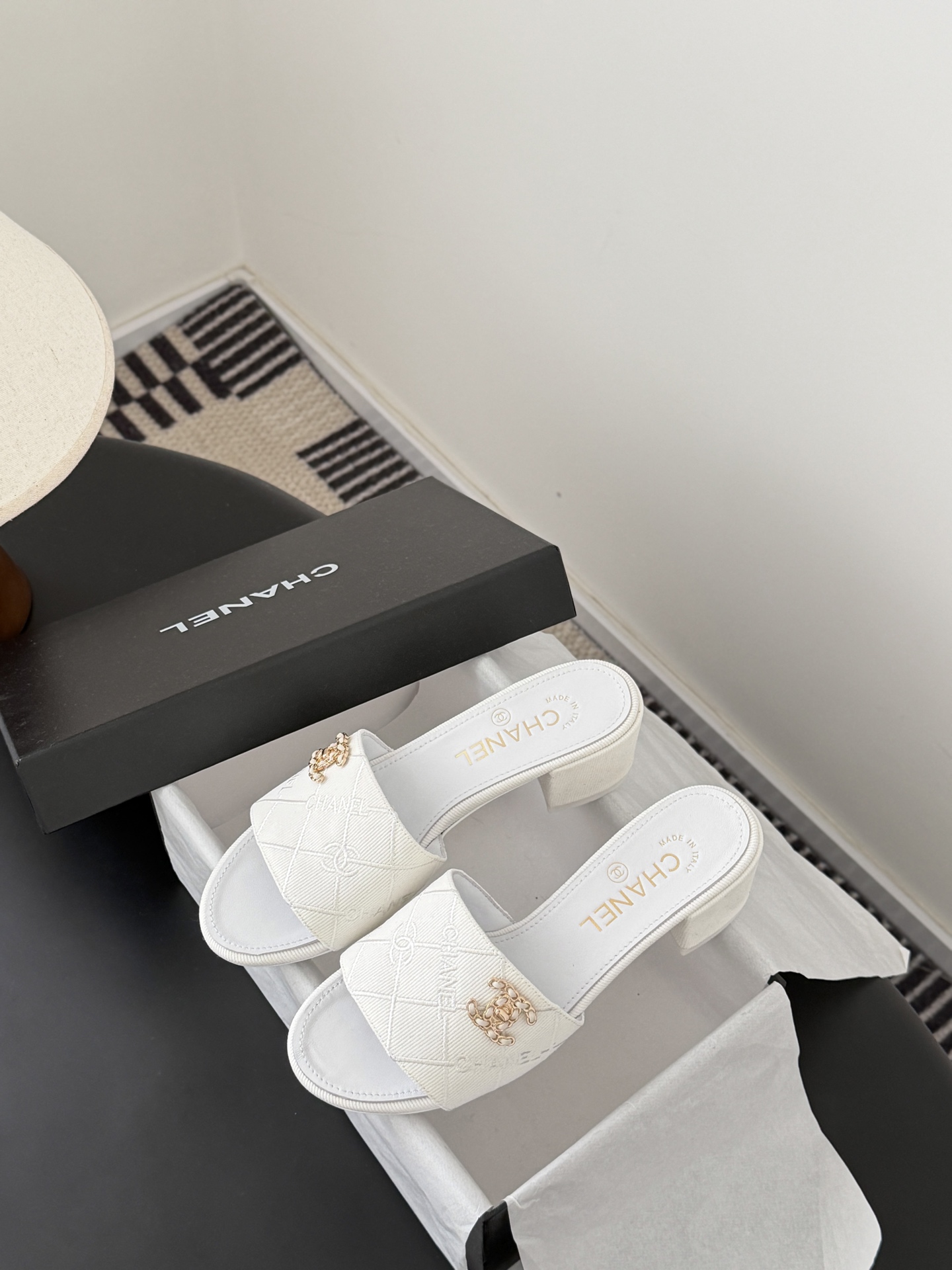 Chanel 26C新款书包扣拖鞋回归的经典书包扣设计 特别Vintage 复古味十足乐福鞋也长到了审美