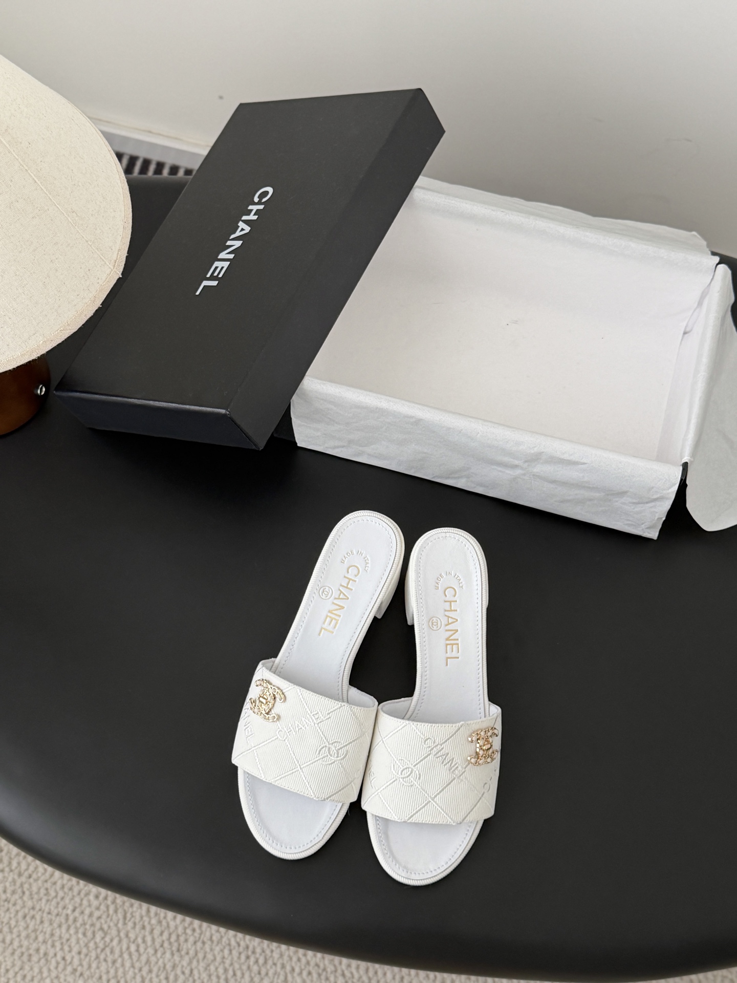 Chanel 26C新款书包扣拖鞋回归的经典书包扣设计 特别Vintage 复古味十足乐福鞋也长到了审美