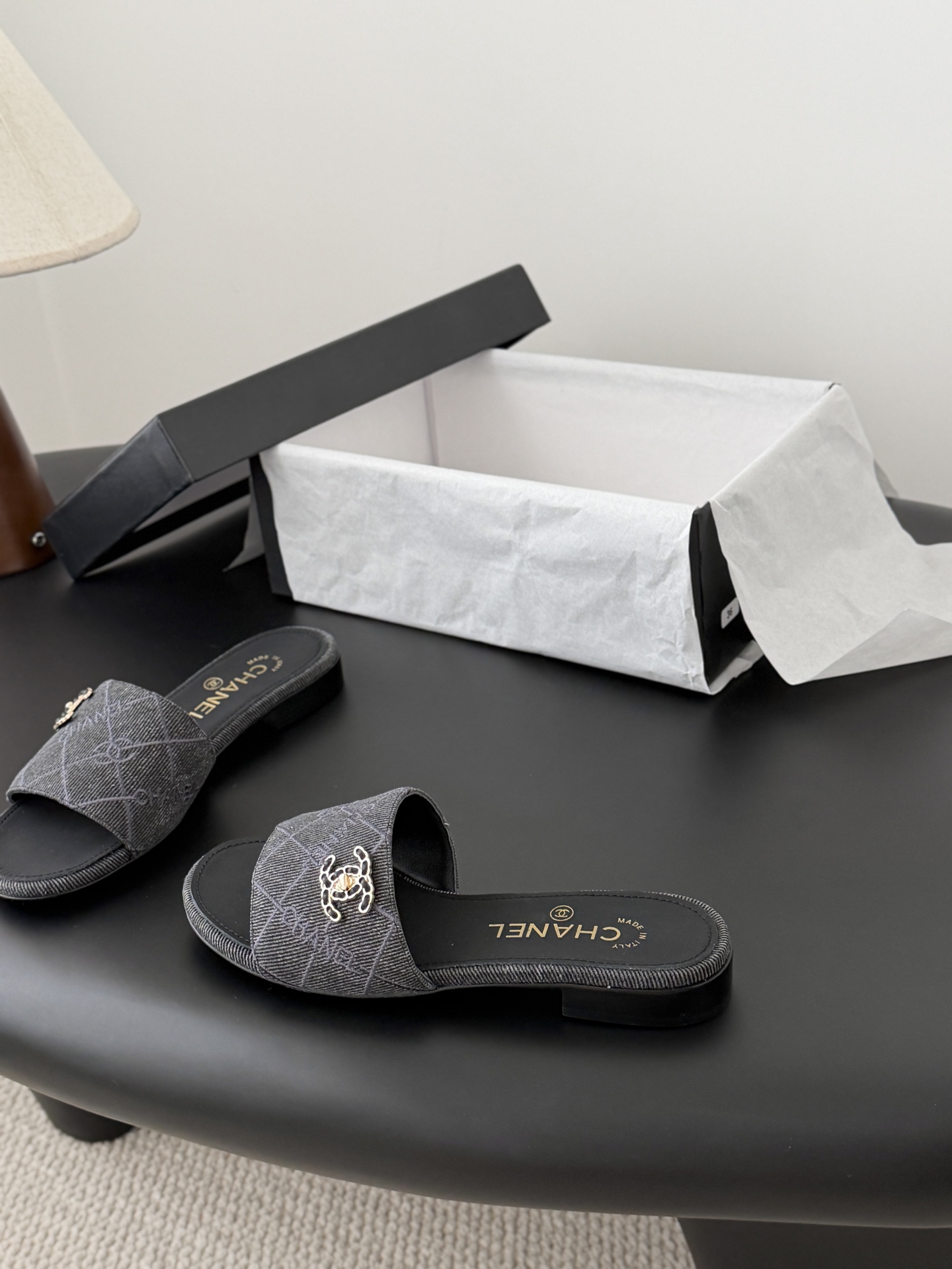 Chanel 26C新款书包扣拖鞋回归的经典书包扣设计 特别Vintage 复古味十足乐福鞋也长到了审美