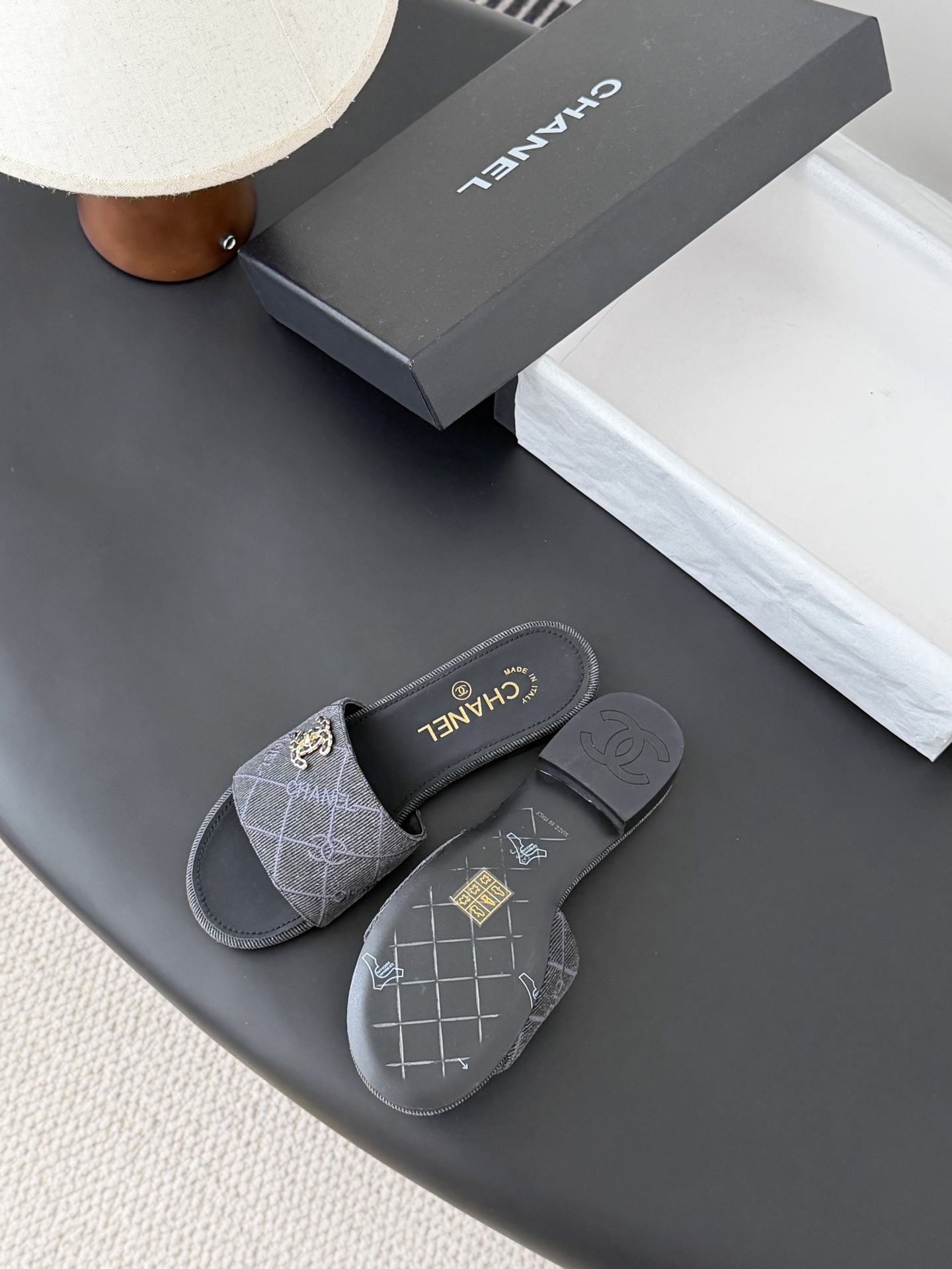 Chanel 26C新款书包扣拖鞋回归的经典书包扣设计 特别Vintage 复古味十足乐福鞋也长到了审美