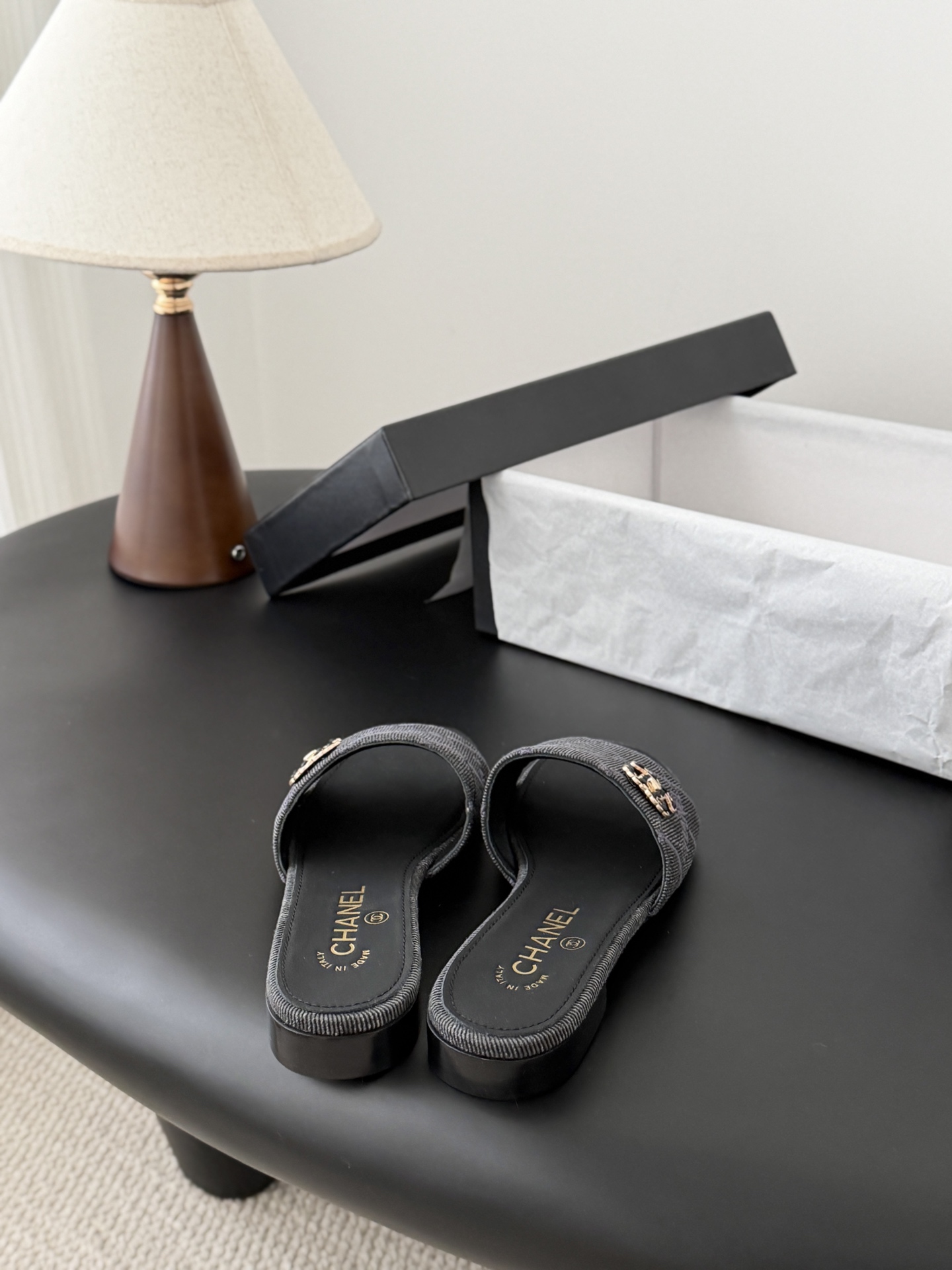 Chanel 26C新款书包扣拖鞋回归的经典书包扣设计 特别Vintage 复古味十足乐福鞋也长到了审美