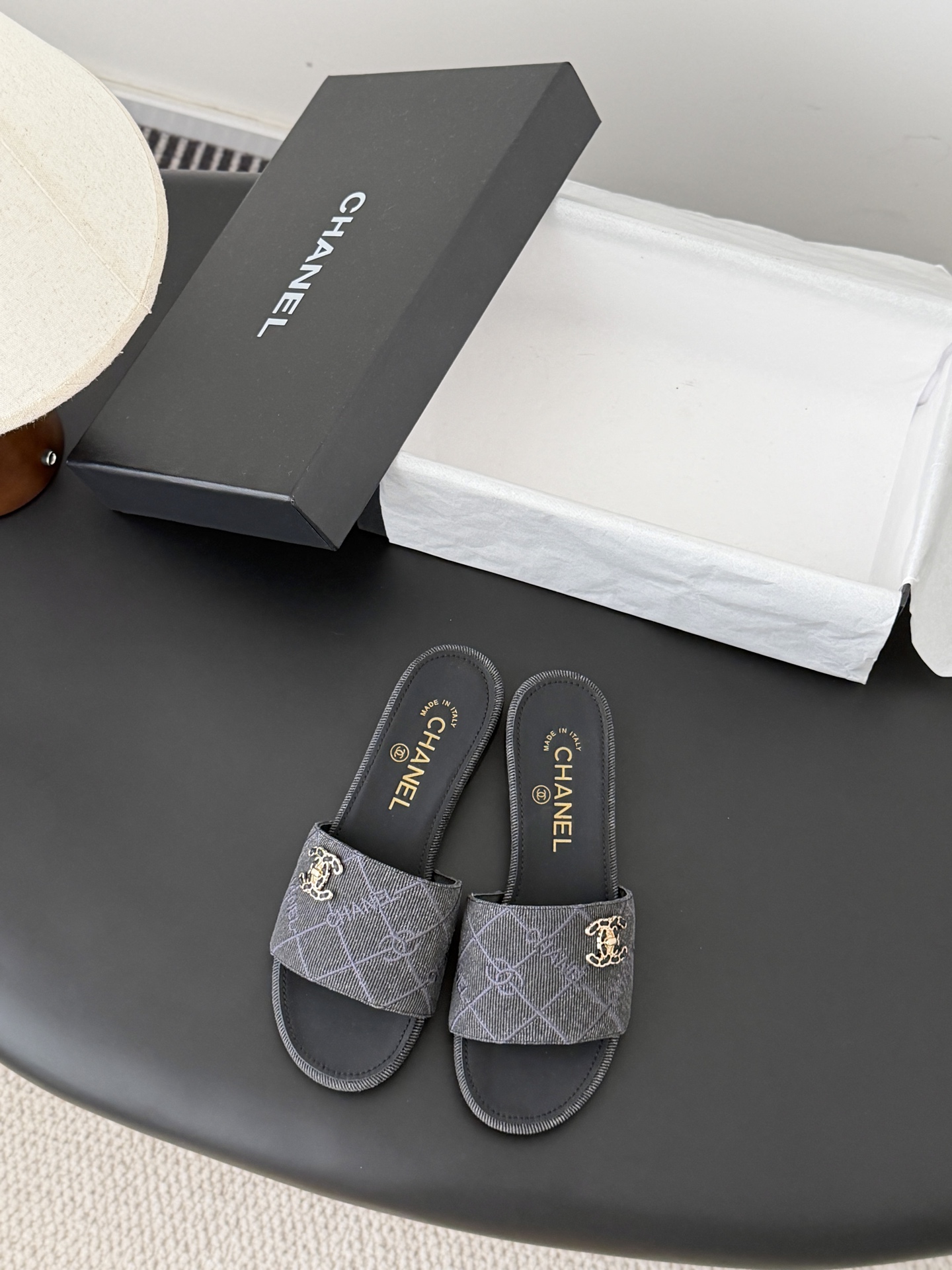 Chanel 26C新款书包扣拖鞋回归的经典书包扣设计 特别Vintage 复古味十足乐福鞋也长到了审美