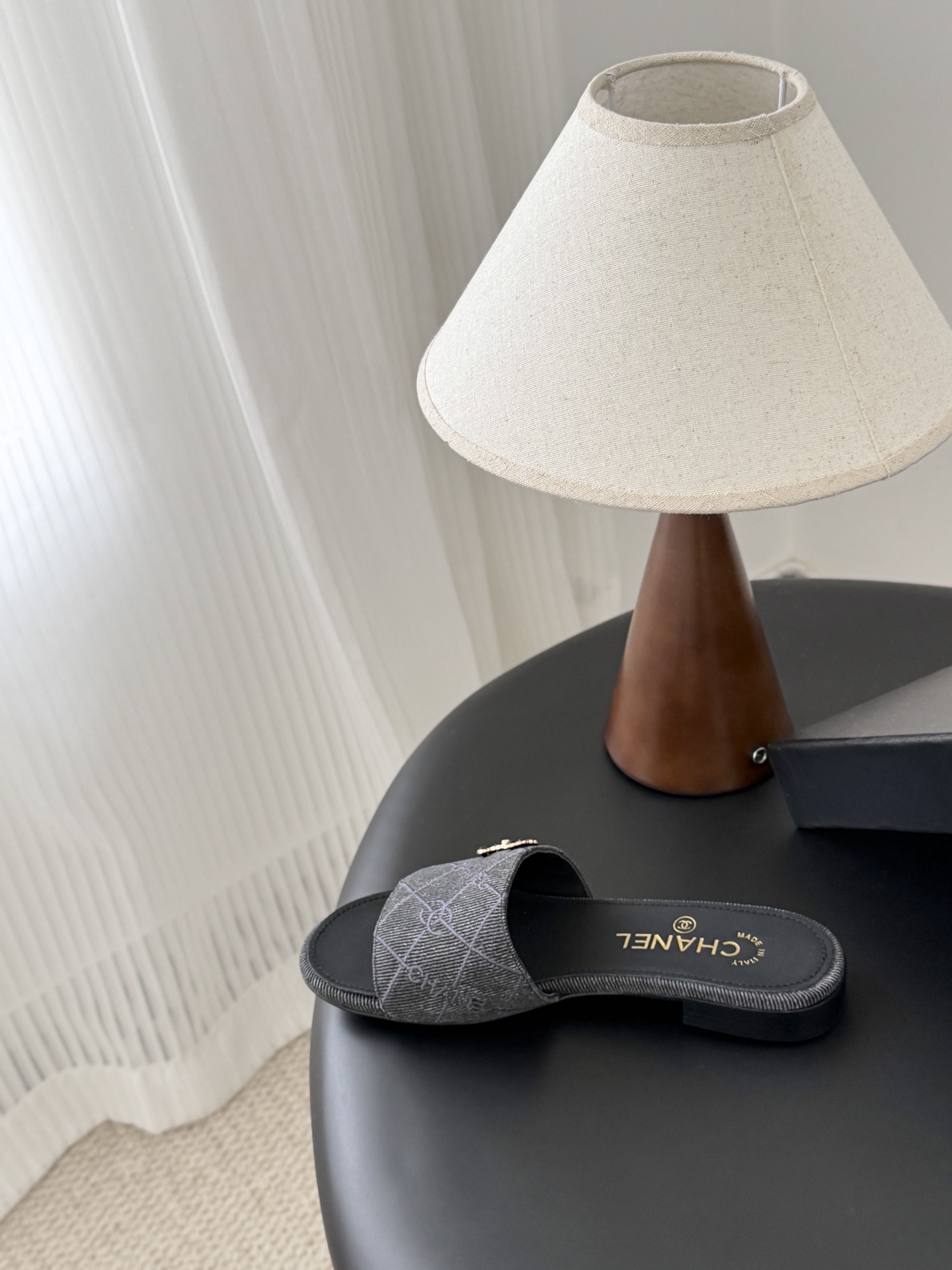 Chanel 26C新款书包扣拖鞋回归的经典书包扣设计 特别Vintage 复古味十足乐福鞋也长到了审美