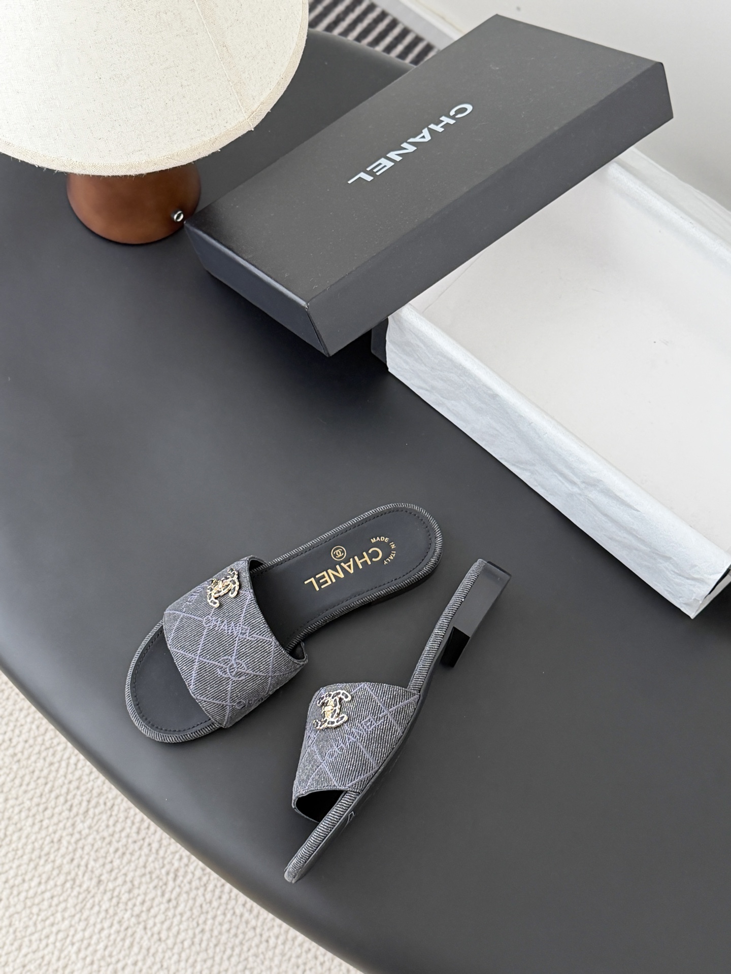 Chanel 26C新款书包扣拖鞋回归的经典书包扣设计 特别Vintage 复古味十足乐福鞋也长到了审美