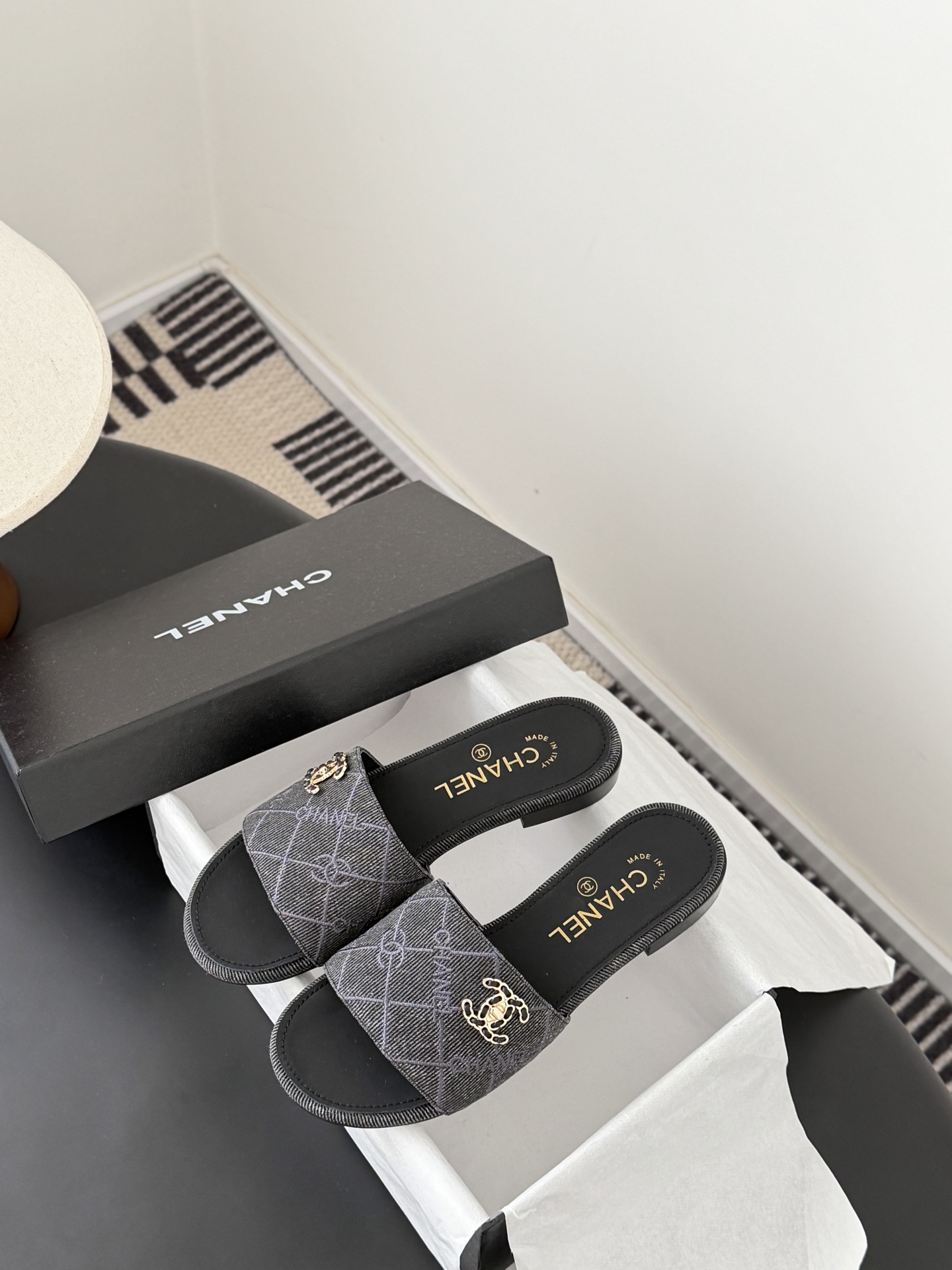 Chanel 26C新款书包扣拖鞋回归的经典书包扣设计 特别Vintage 复古味十足乐福鞋也长到了审美