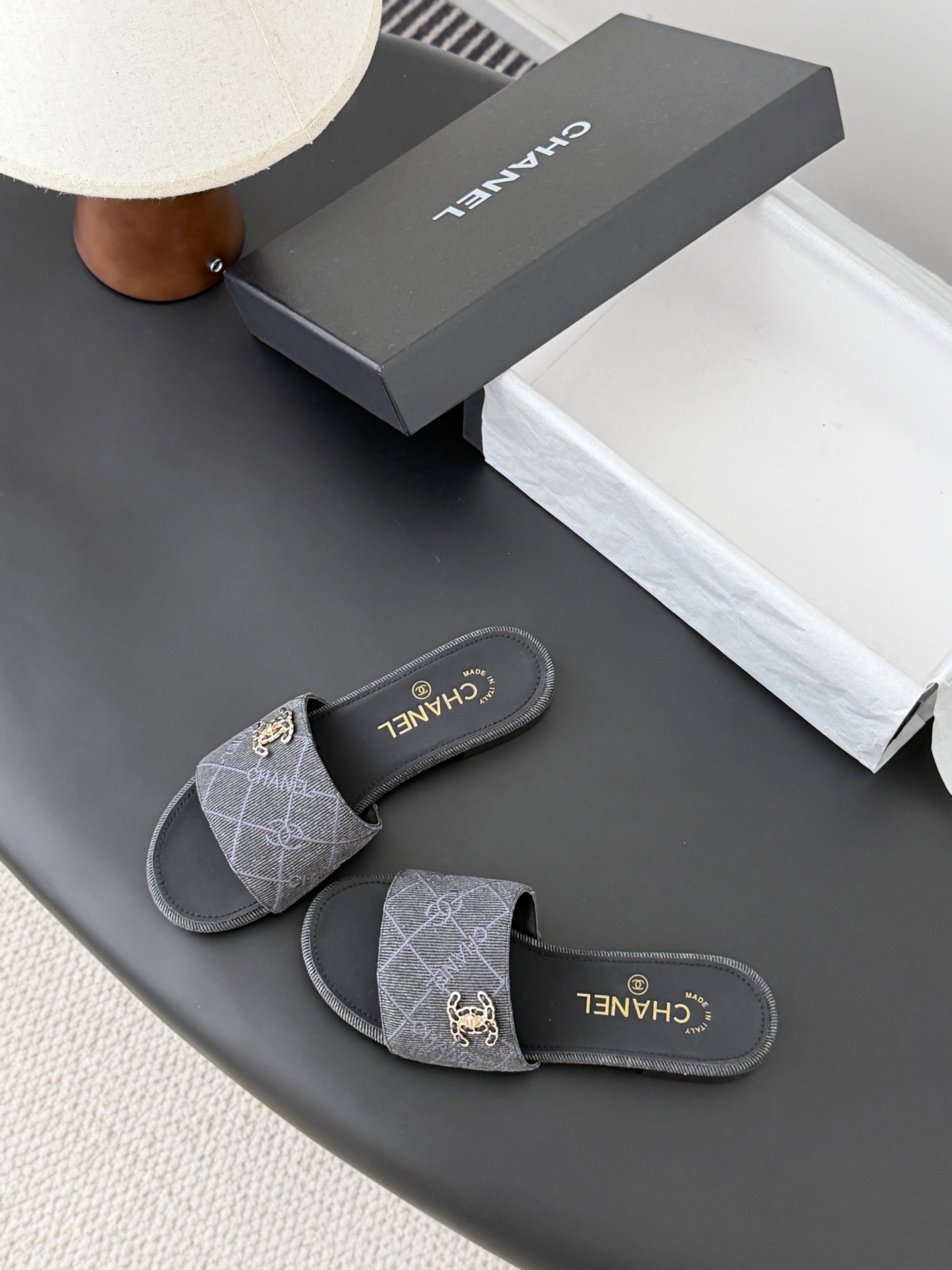 Chanel 26C新款书包扣拖鞋回归的经典书包扣设计 特别Vintage 复古味十足乐福鞋也长到了审美