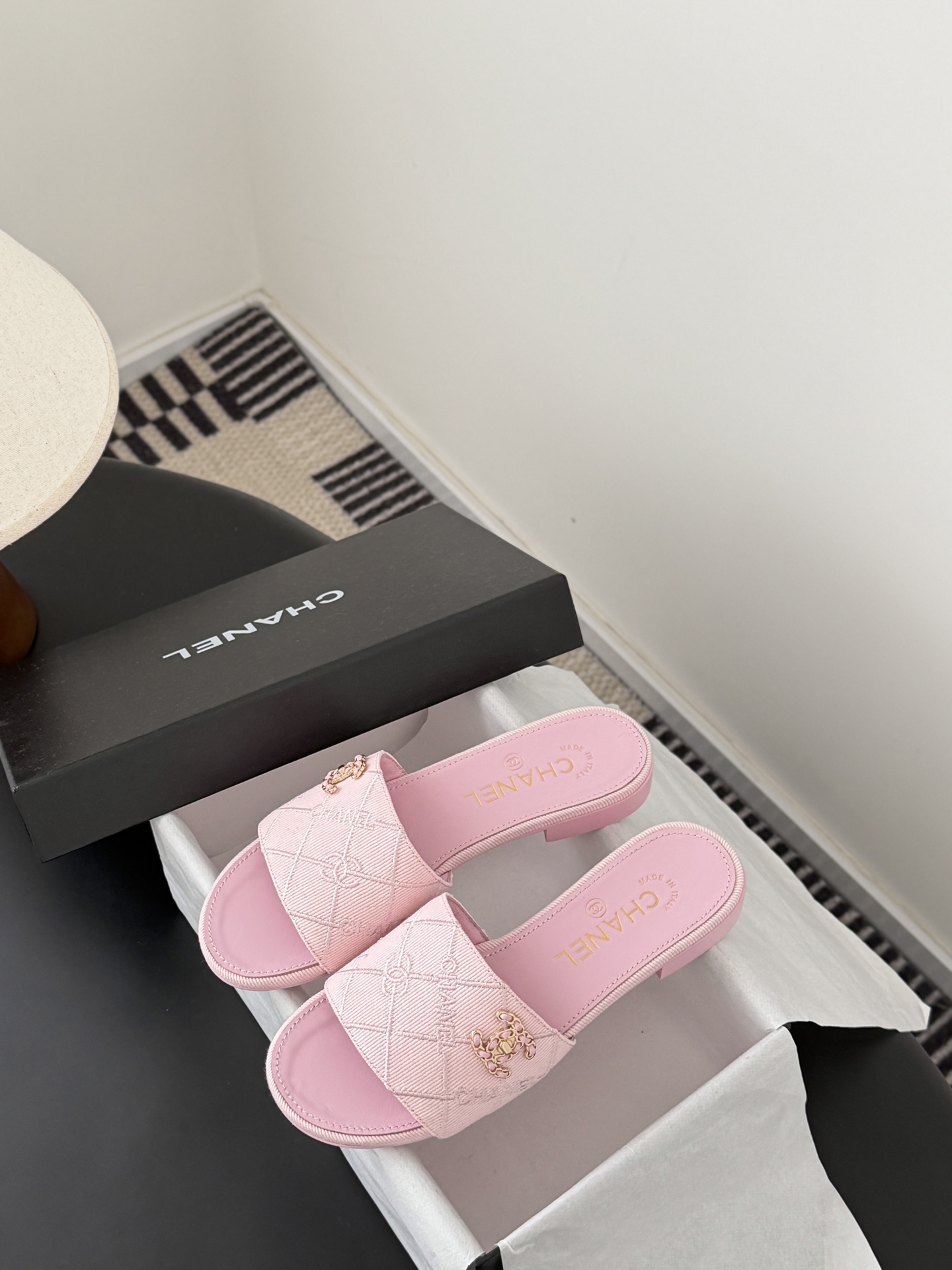 Chanel 26C新款书包扣拖鞋回归的经典书包扣设计 特别Vintage 复古味十足乐福鞋也长到了审美