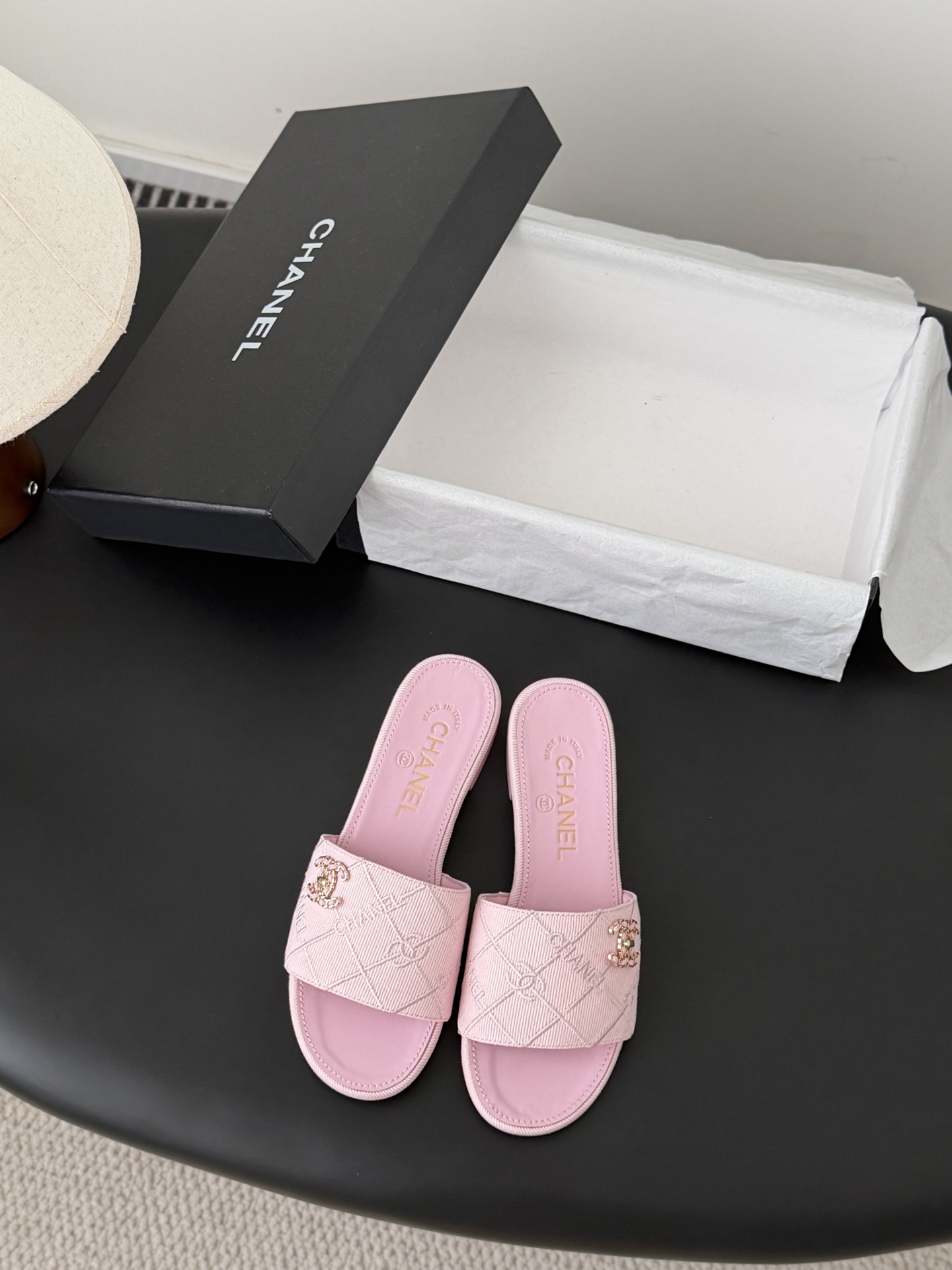 Chanel 26C新款书包扣拖鞋回归的经典书包扣设计 特别Vintage 复古味十足乐福鞋也长到了审美