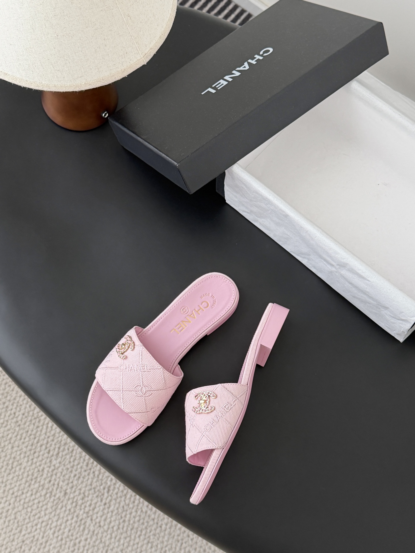 Chanel 26C新款书包扣拖鞋回归的经典书包扣设计 特别Vintage 复古味十足乐福鞋也长到了审美