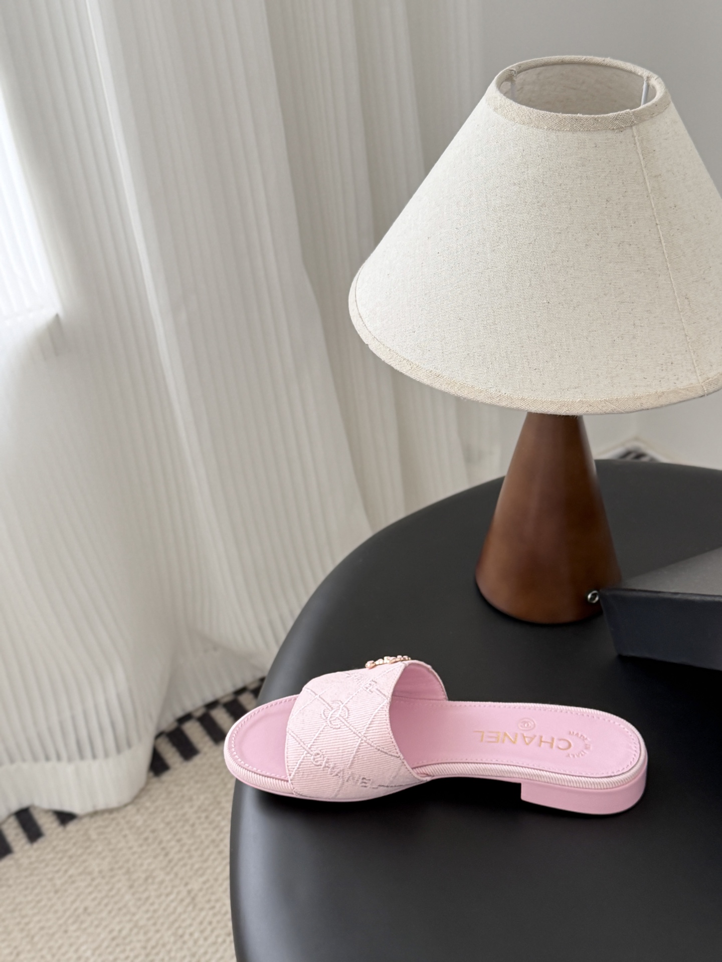 Chanel 26C新款书包扣拖鞋回归的经典书包扣设计 特别Vintage 复古味十足乐福鞋也长到了审美