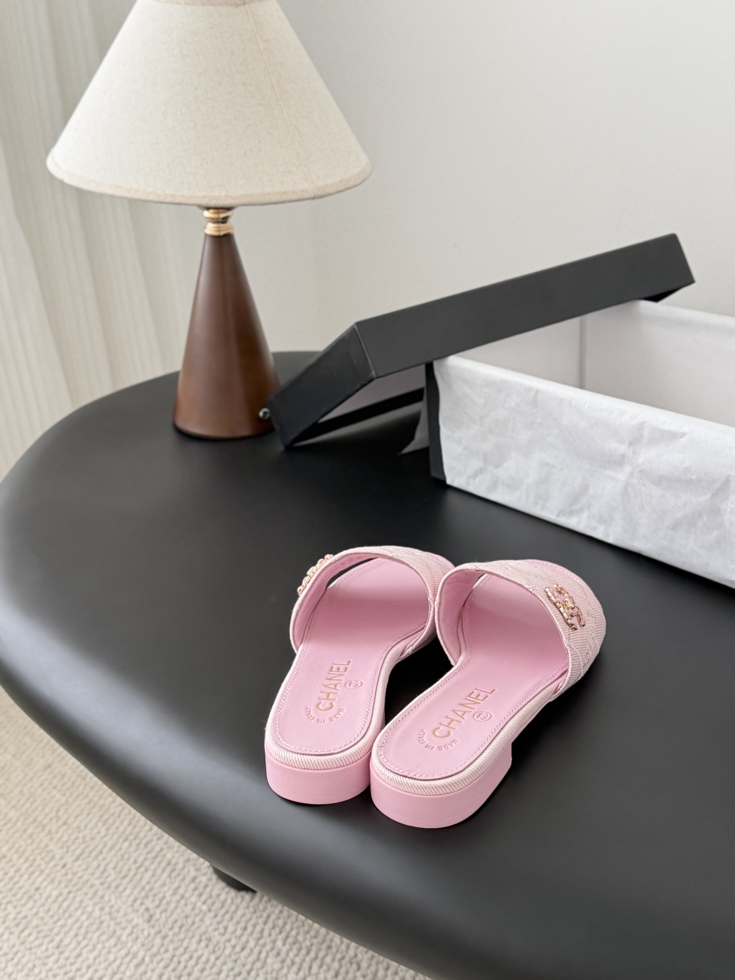 Chanel 26C新款书包扣拖鞋回归的经典书包扣设计 特别Vintage 复古味十足乐福鞋也长到了审美