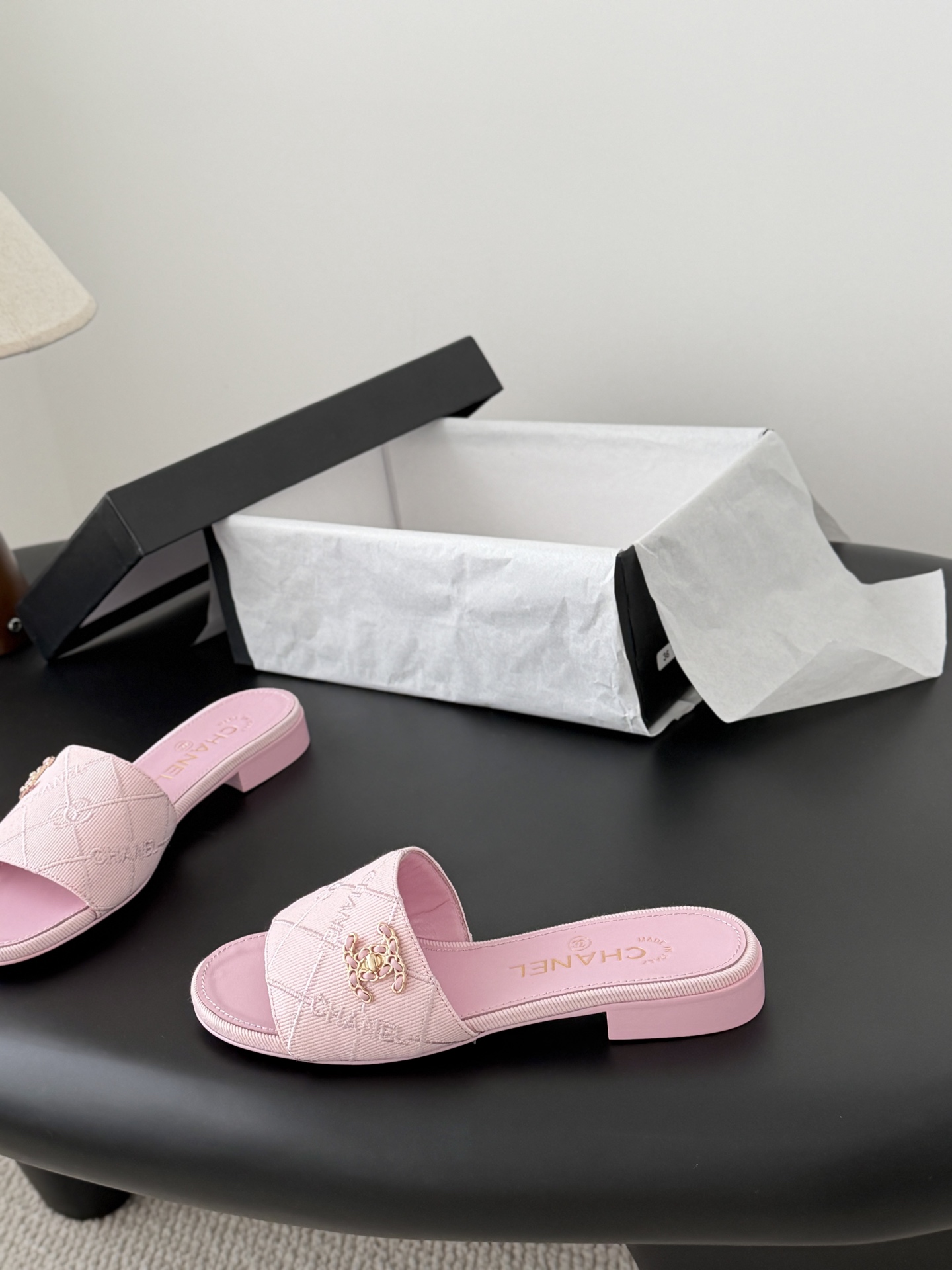 Chanel 26C新款书包扣拖鞋回归的经典书包扣设计 特别Vintage 复古味十足乐福鞋也长到了审美