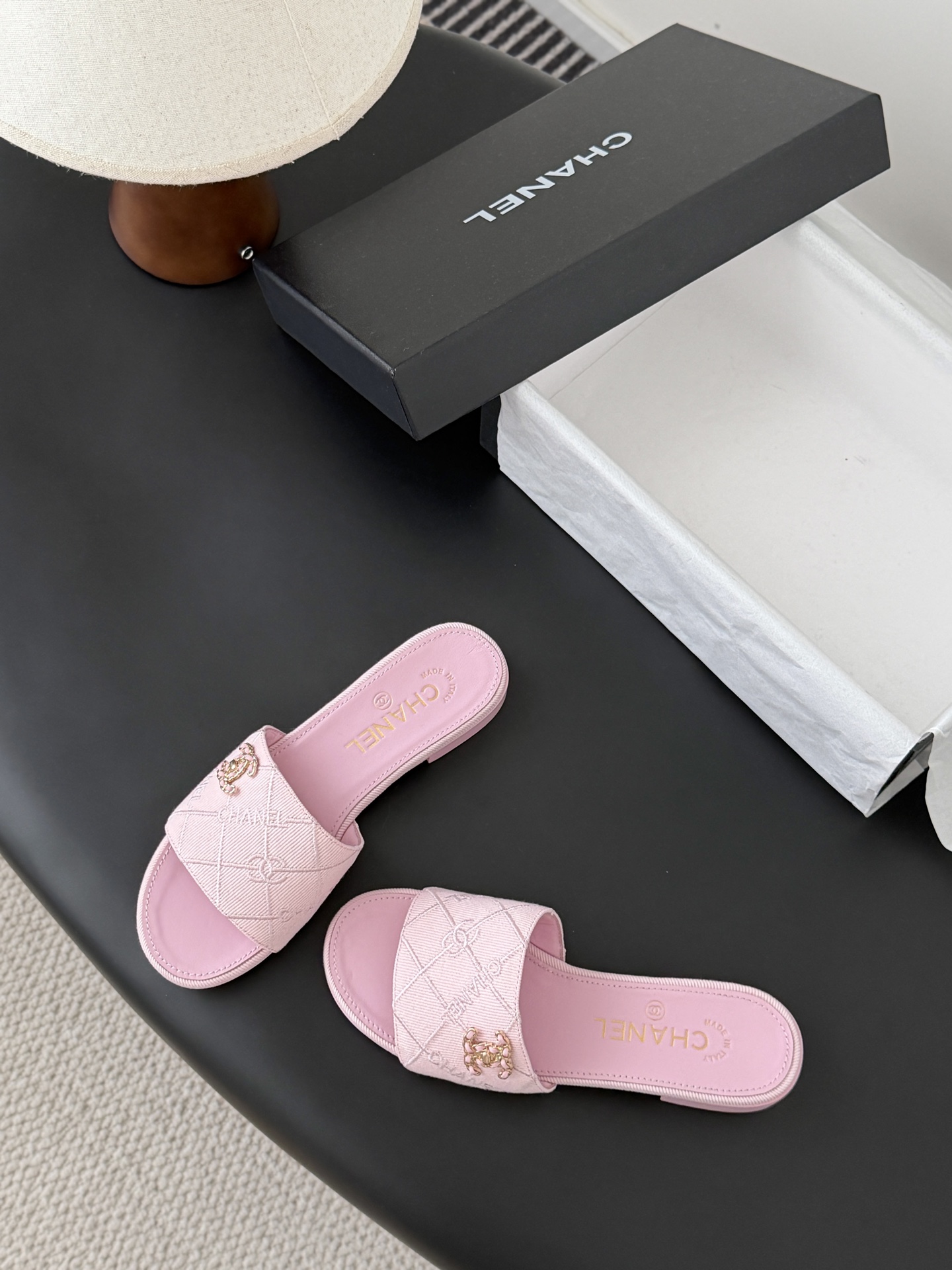 Chanel 26C新款书包扣拖鞋回归的经典书包扣设计 特别Vintage 复古味十足乐福鞋也长到了审美