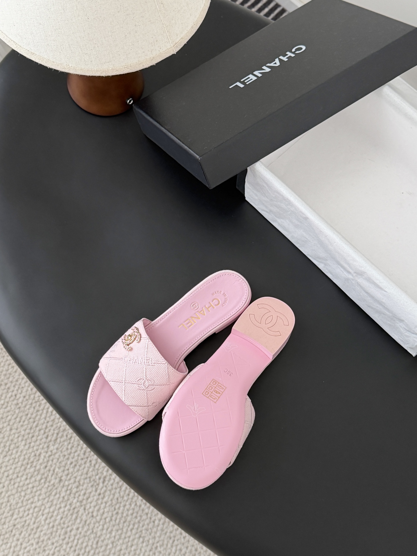 Chanel 26C新款书包扣拖鞋回归的经典书包扣设计 特别Vintage 复古味十足乐福鞋也长到了审美