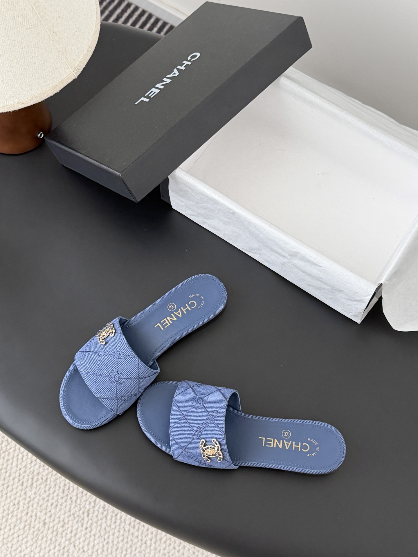 Chanel 26C新款书包扣拖鞋回归的经典书包扣设计 特别Vintage 复古味十足乐福鞋也长到了审美