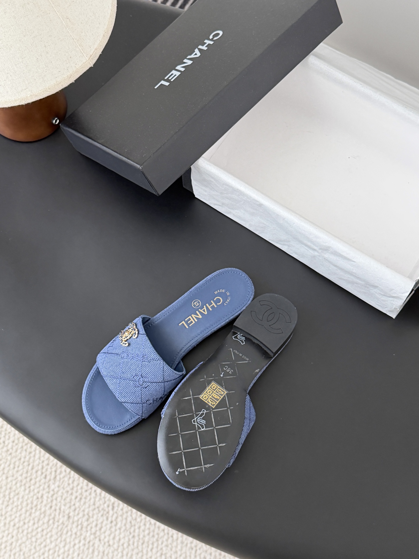 Chanel 26C新款书包扣拖鞋回归的经典书包扣设计 特别Vintage 复古味十足乐福鞋也长到了审美