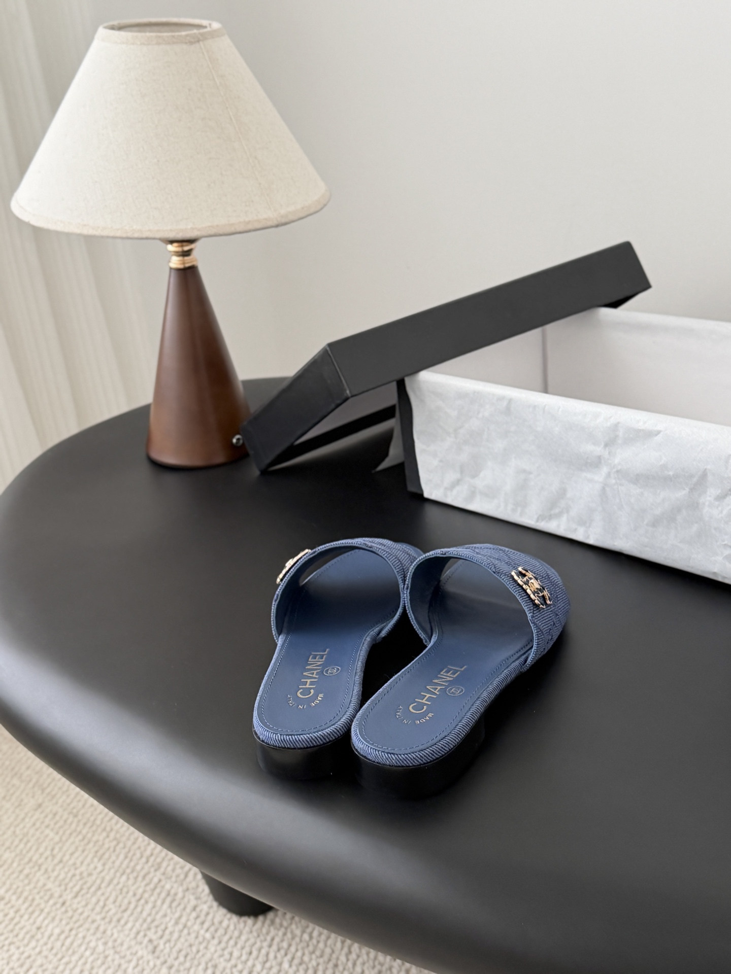 Chanel 26C新款书包扣拖鞋回归的经典书包扣设计 特别Vintage 复古味十足乐福鞋也长到了审美