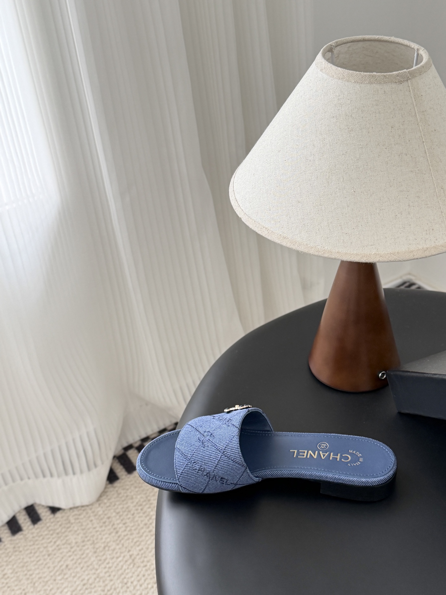 Chanel 26C新款书包扣拖鞋回归的经典书包扣设计 特别Vintage 复古味十足乐福鞋也长到了审美