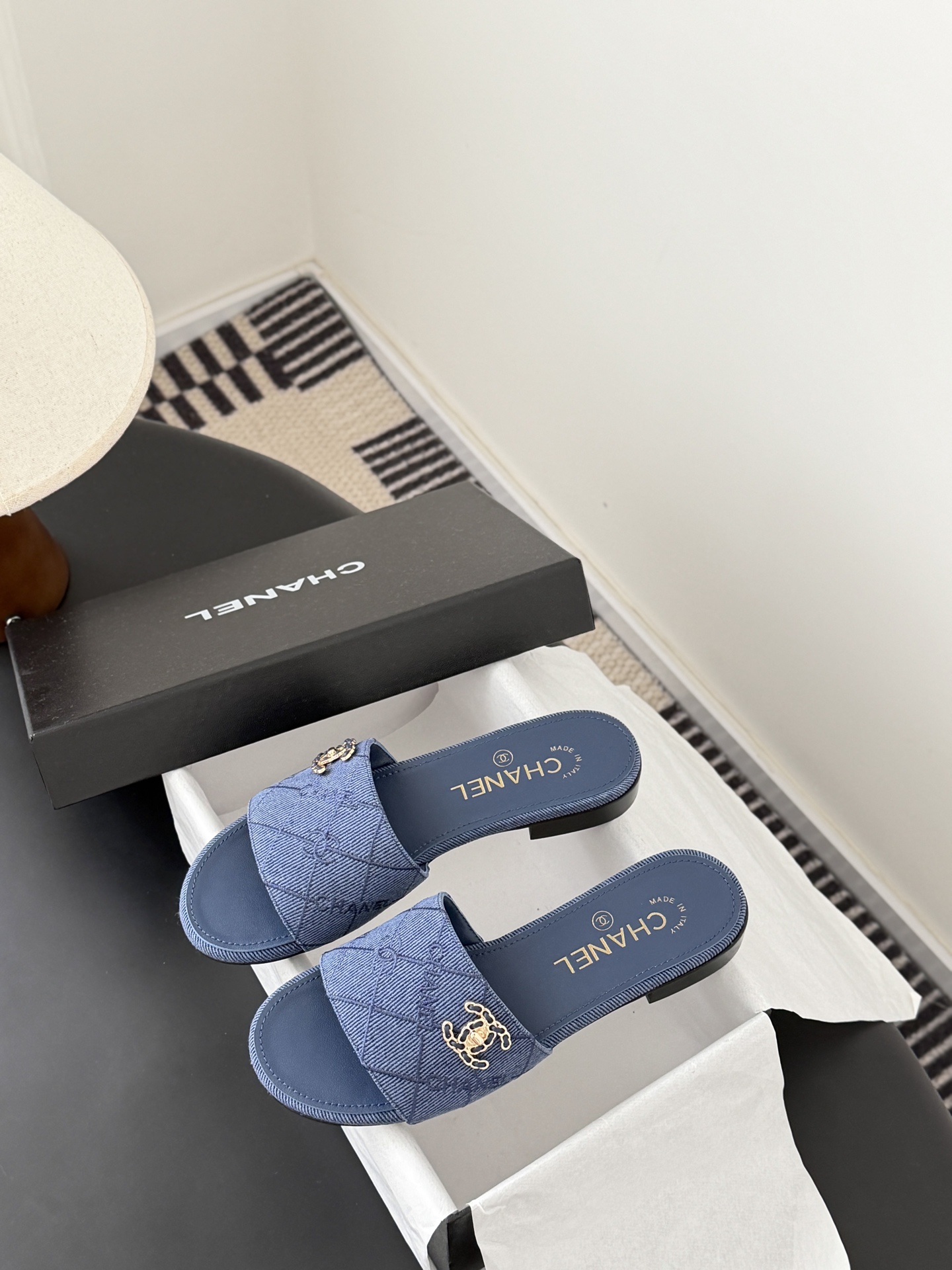 Chanel 26C新款书包扣拖鞋回归的经典书包扣设计 特别Vintage 复古味十足乐福鞋也长到了审美