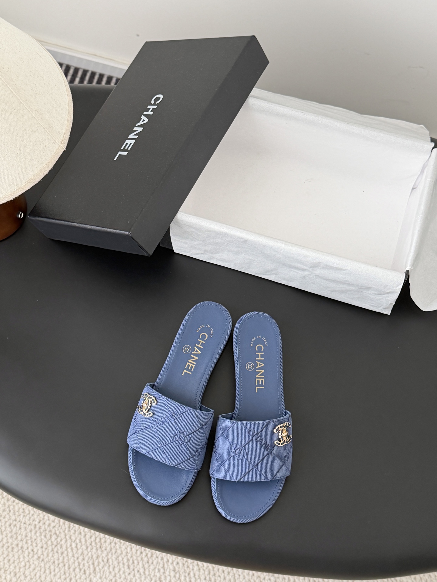 Chanel 26C新款书包扣拖鞋回归的经典书包扣设计 特别Vintage 复古味十足乐福鞋也长到了审美