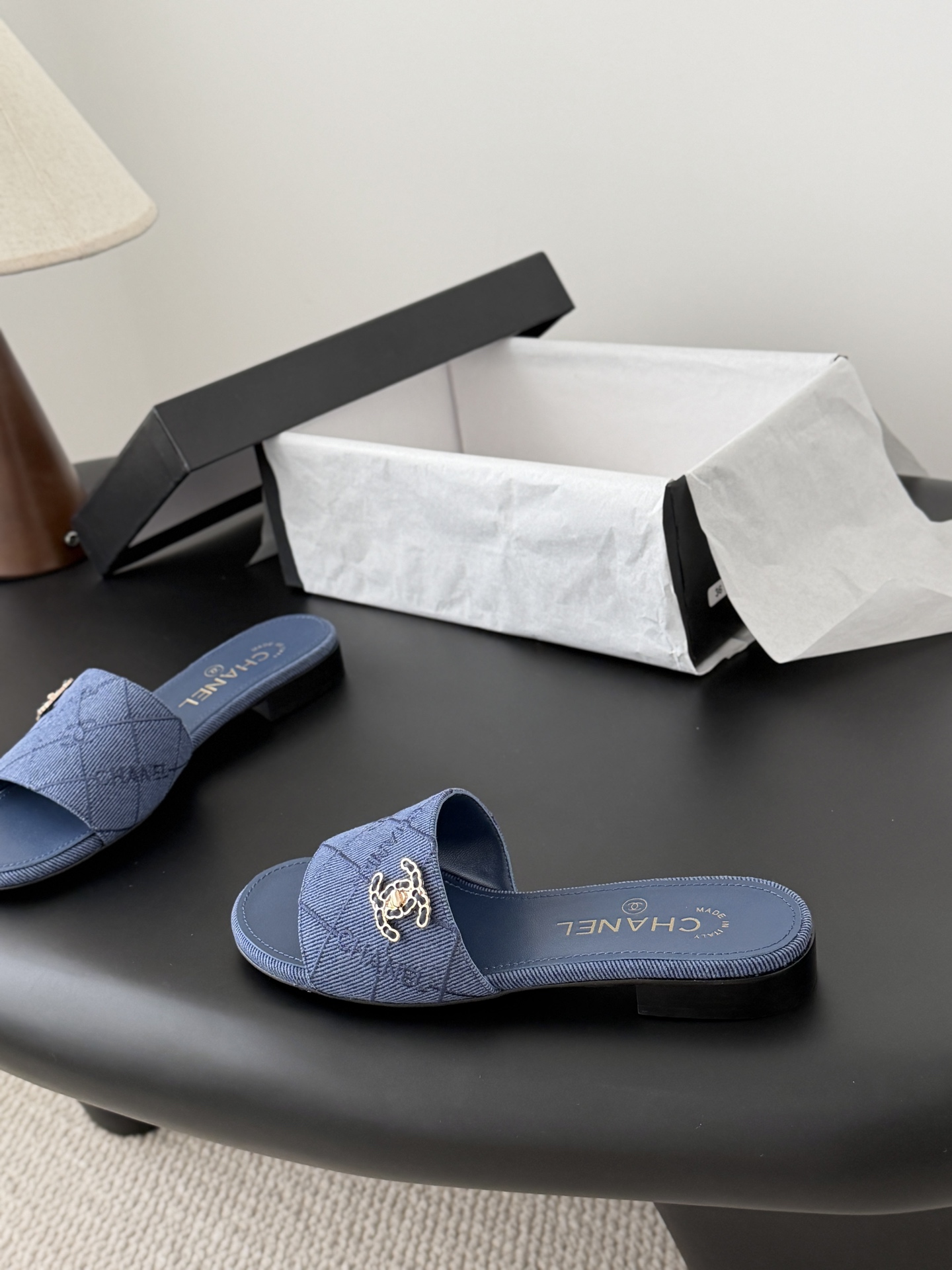 Chanel 26C新款书包扣拖鞋回归的经典书包扣设计 特别Vintage 复古味十足乐福鞋也长到了审美