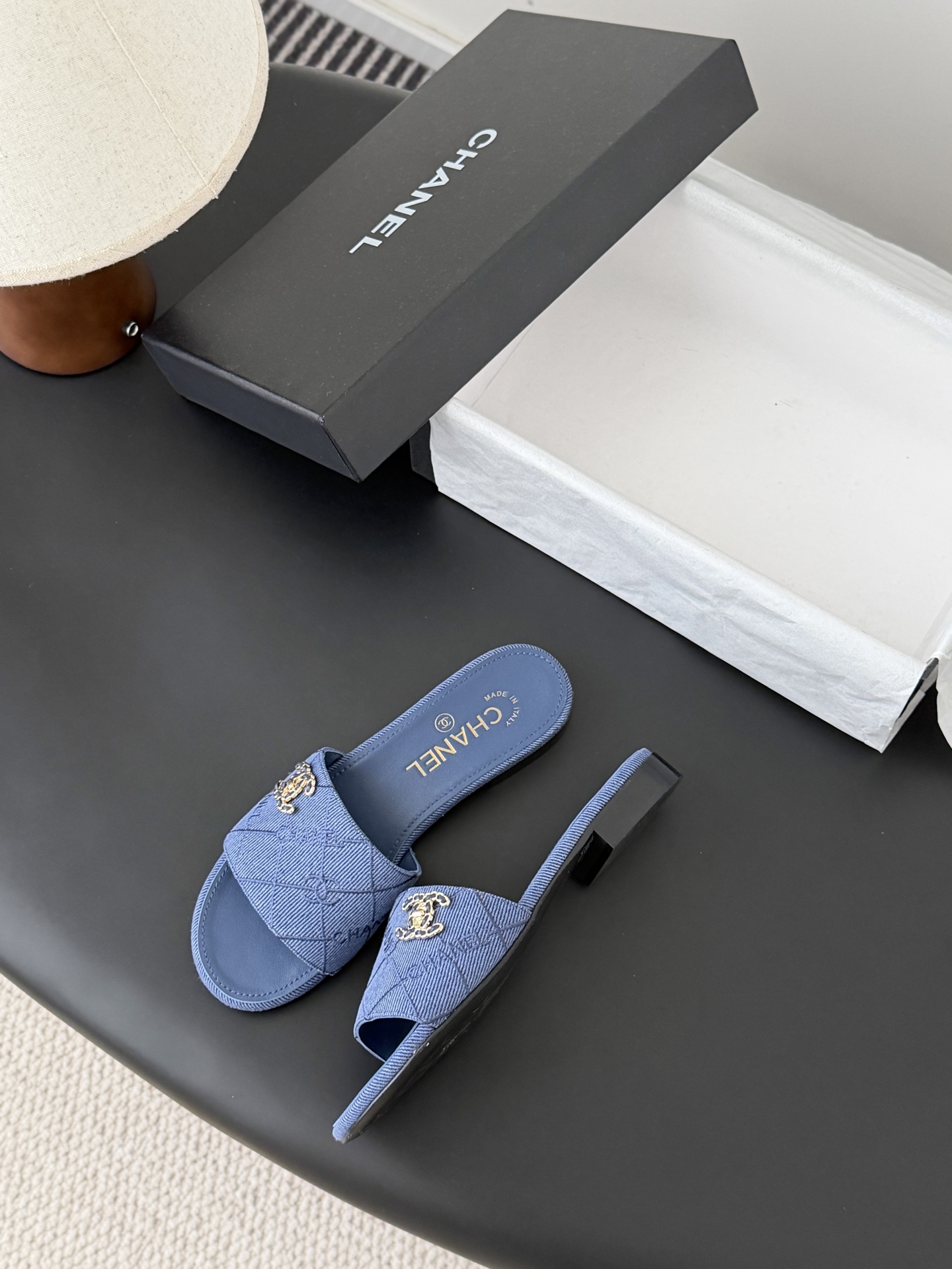 Chanel 26C新款书包扣拖鞋回归的经典书包扣设计 特别Vintage 复古味十足乐福鞋也长到了审美