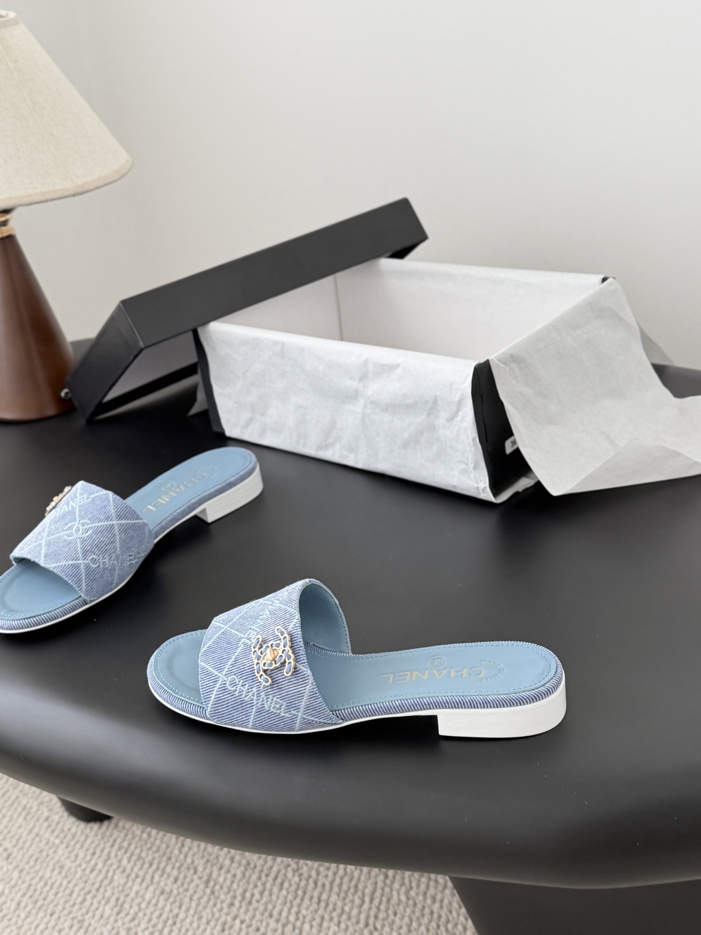 Chanel 26C新款书包扣拖鞋回归的经典书包扣设计 特别Vintage 复古味十足乐福鞋也长到了审美